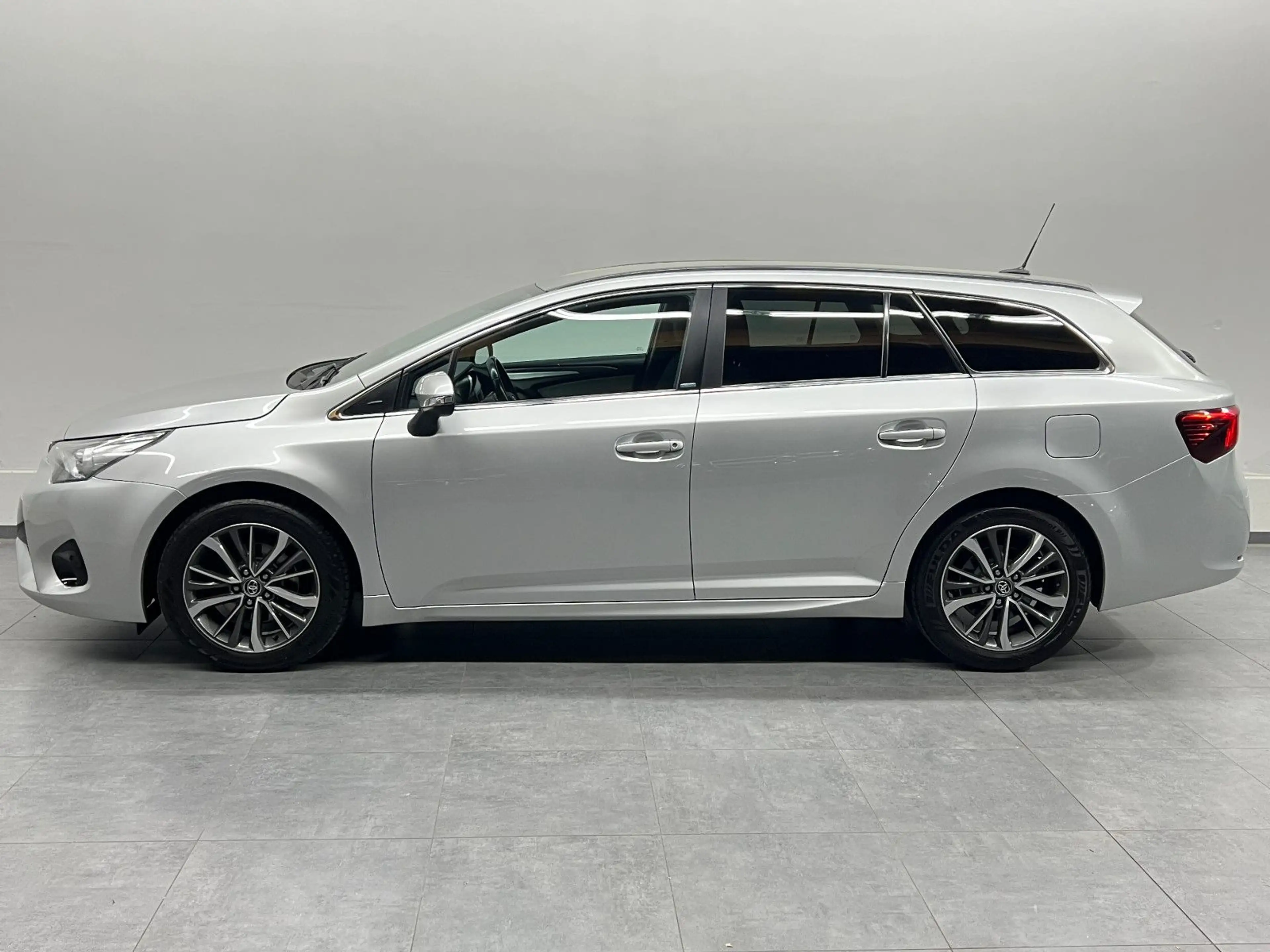 Toyota Avensis Touring Sports Edition-S D-4D *LED*AHK* — photo 3