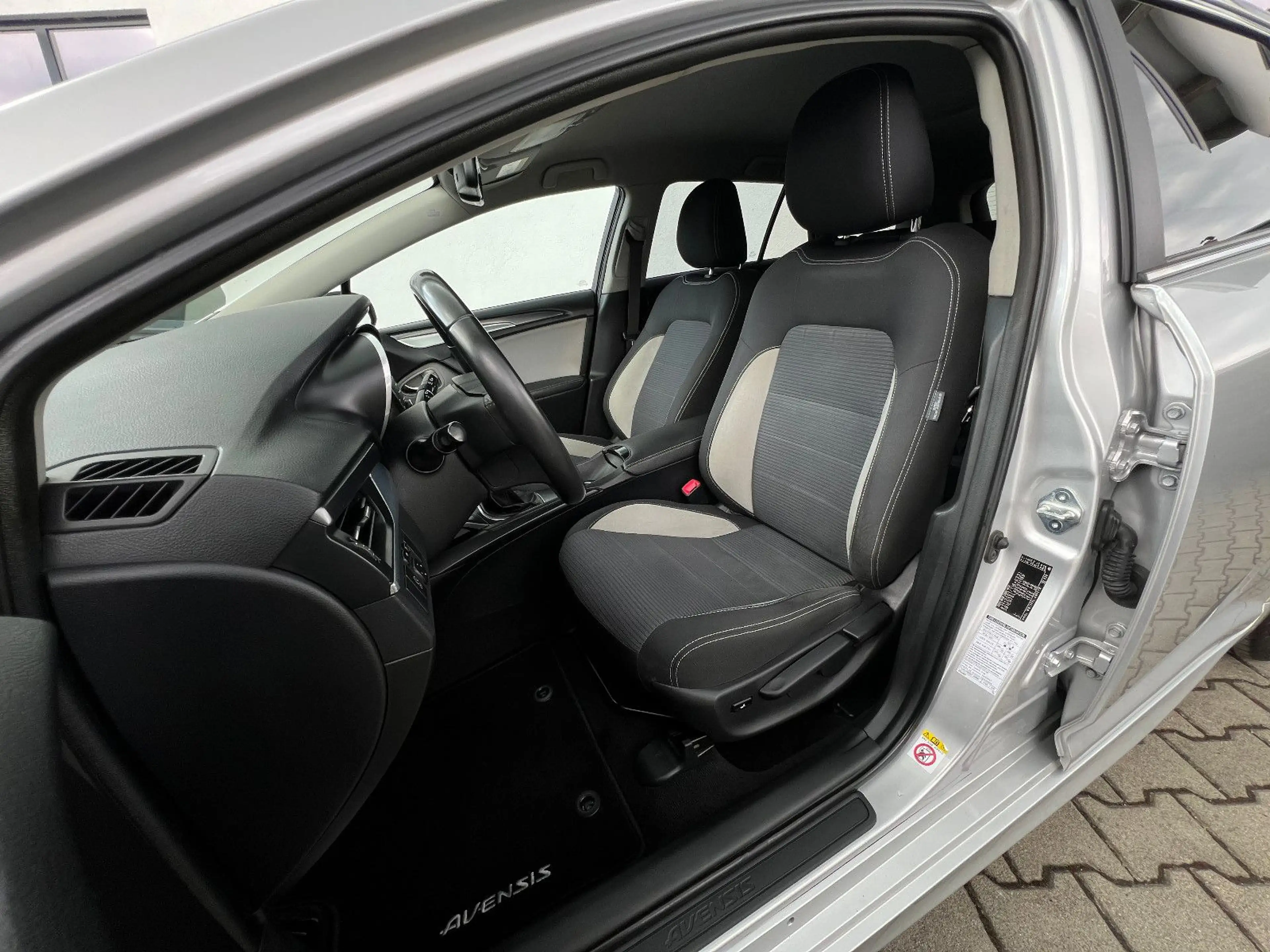 Toyota Avensis Touring Sports Edition-S D-4D *LED*AHK* — photo 11
