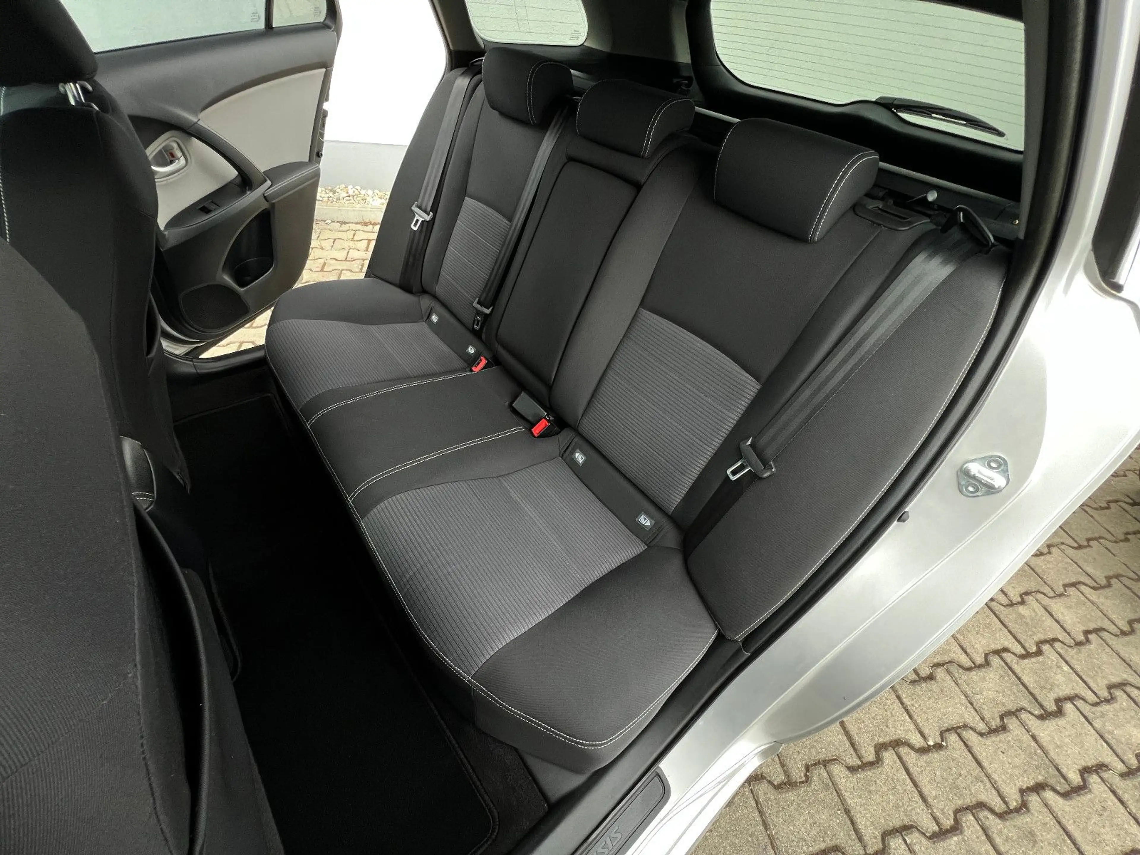 Toyota Avensis Touring Sports Edition-S D-4D *LED*AHK* — photo 15