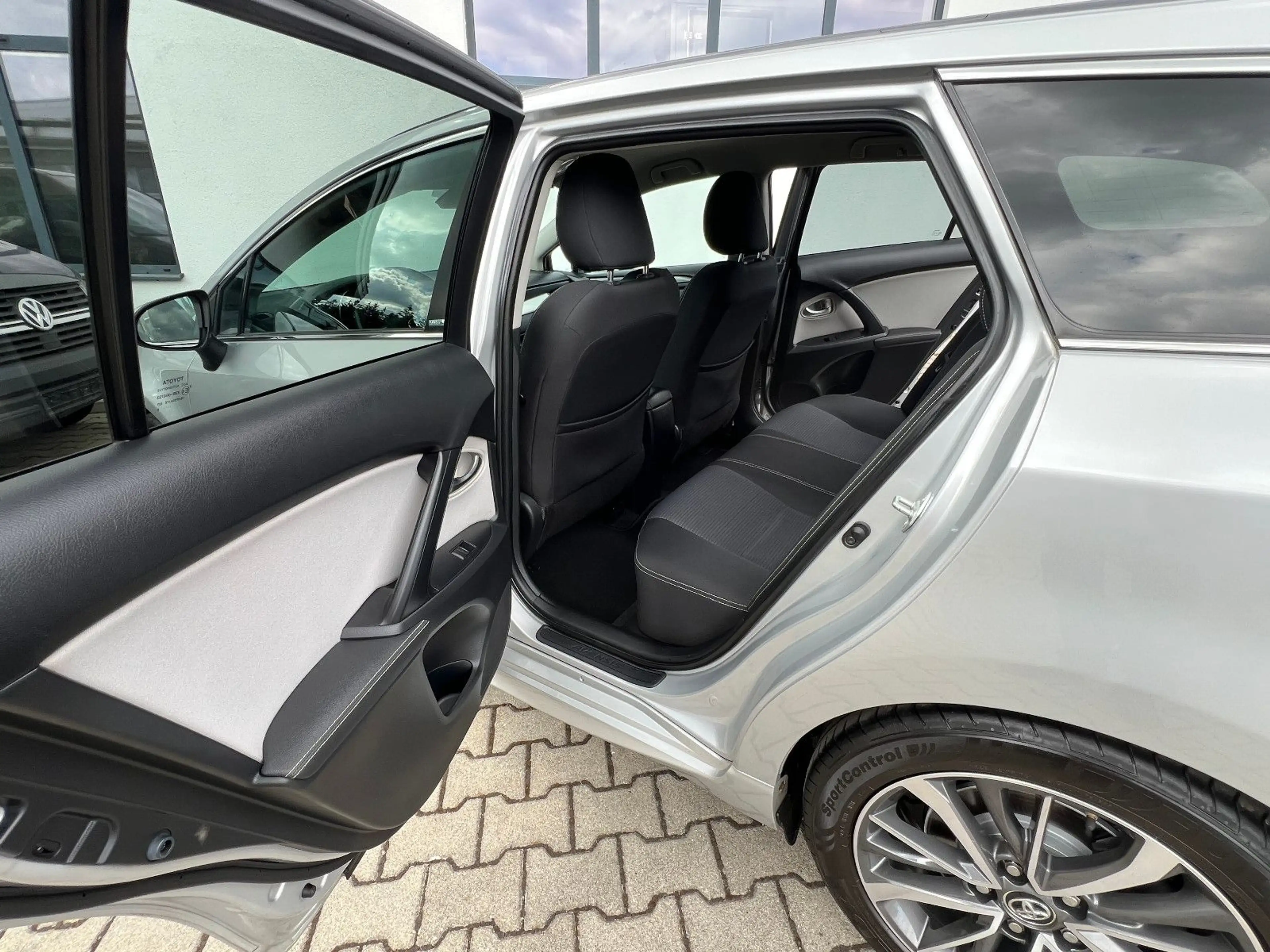 Toyota Avensis Touring Sports Edition-S D-4D *LED*AHK* — photo 14