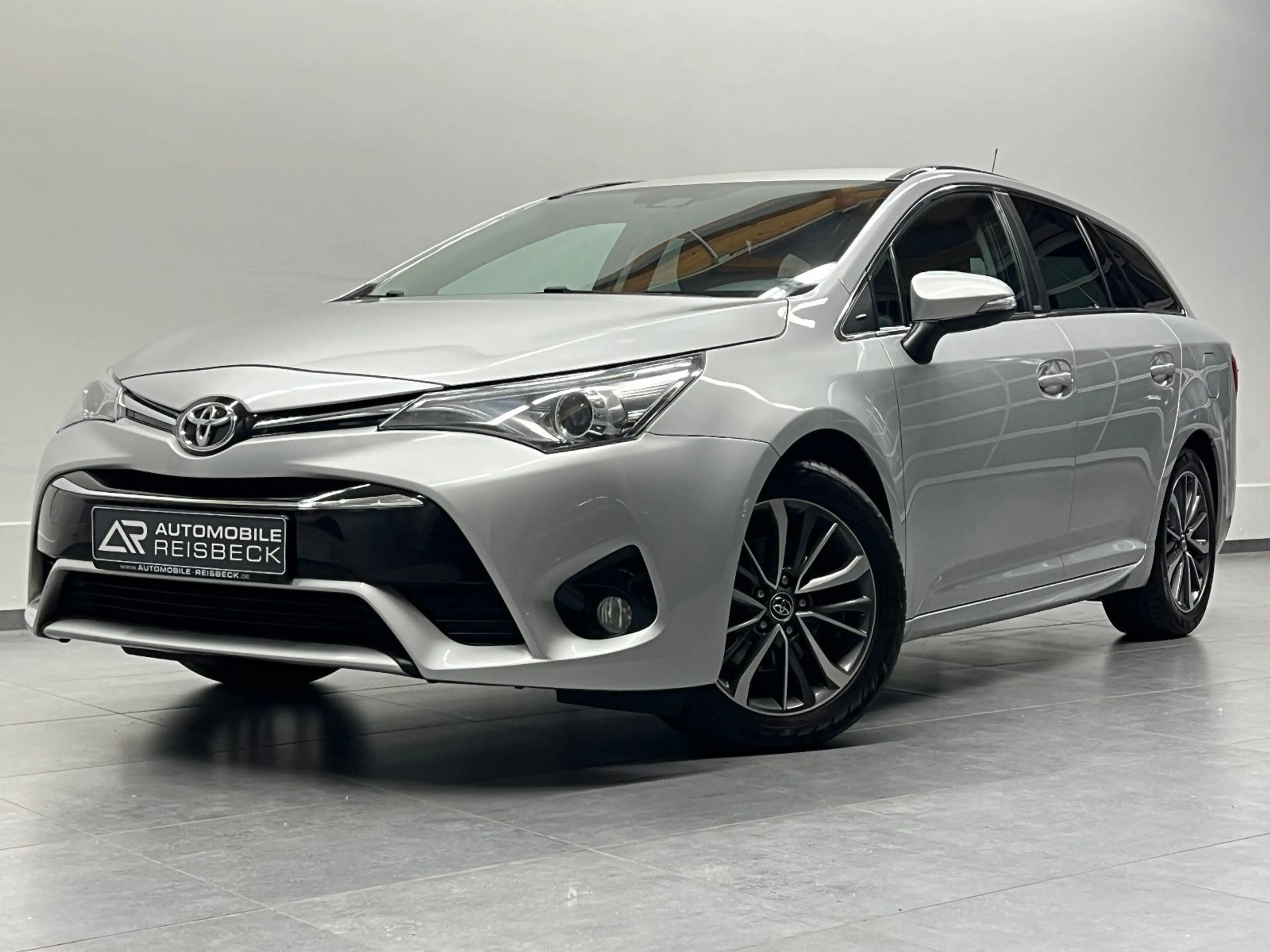 Toyota Avensis Touring Sports Edition-S D-4D *LED*AHK* — photo 2