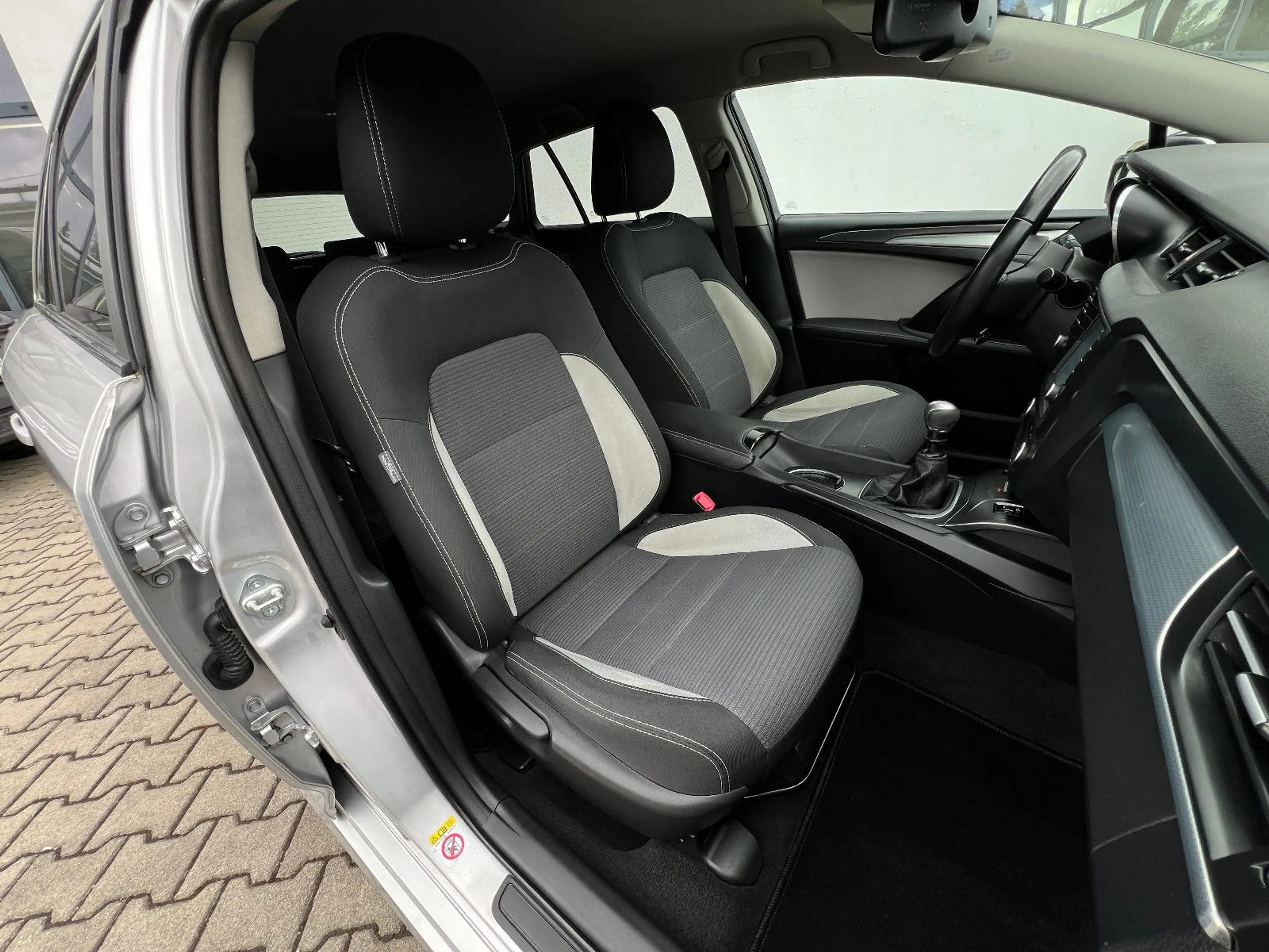 Toyota Avensis Touring Sports Edition-S D-4D *LED*AHK* — photo 13