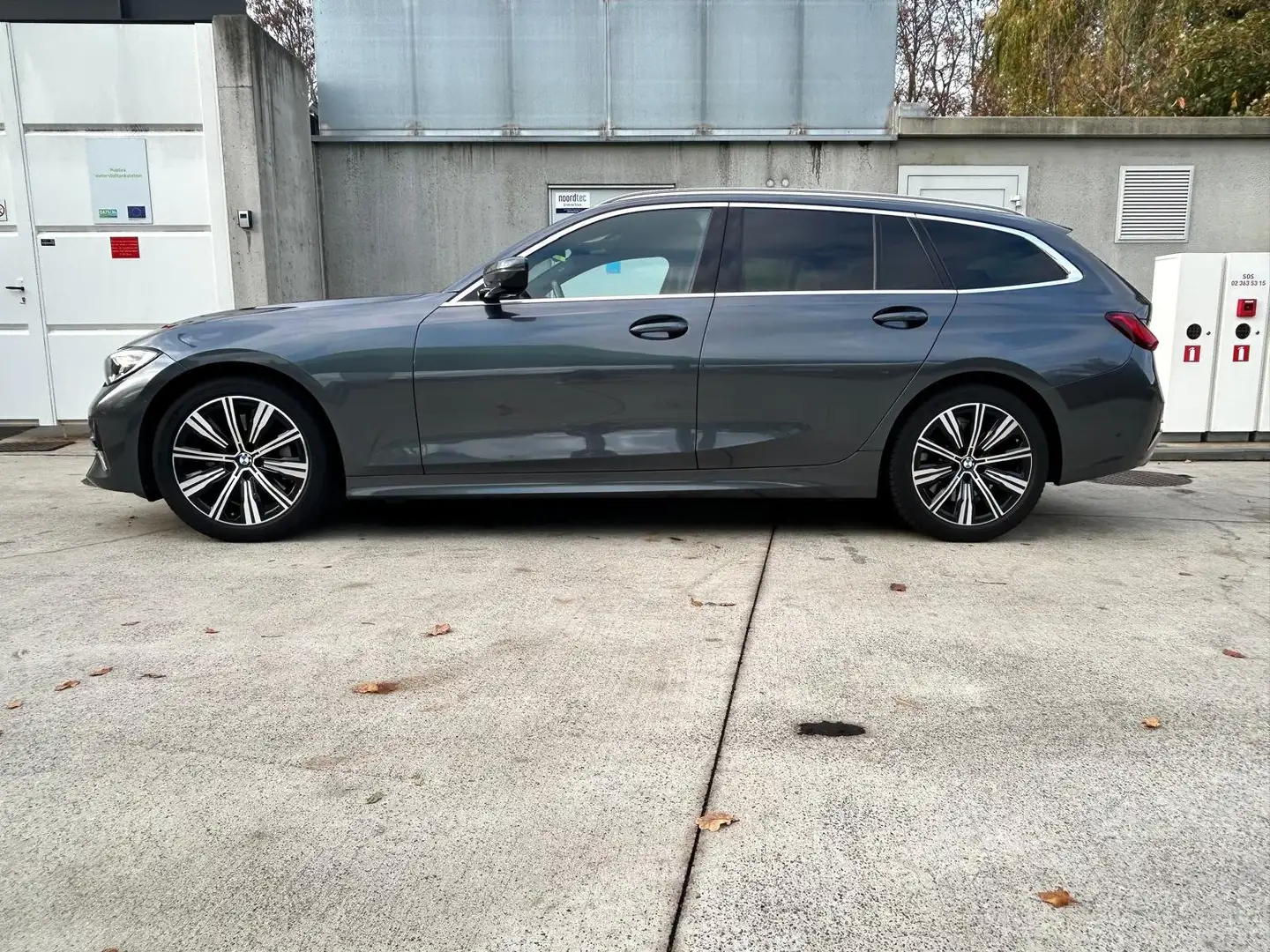 BMW 330 330i Touring Aut. Luxury Line Grijs - 1
