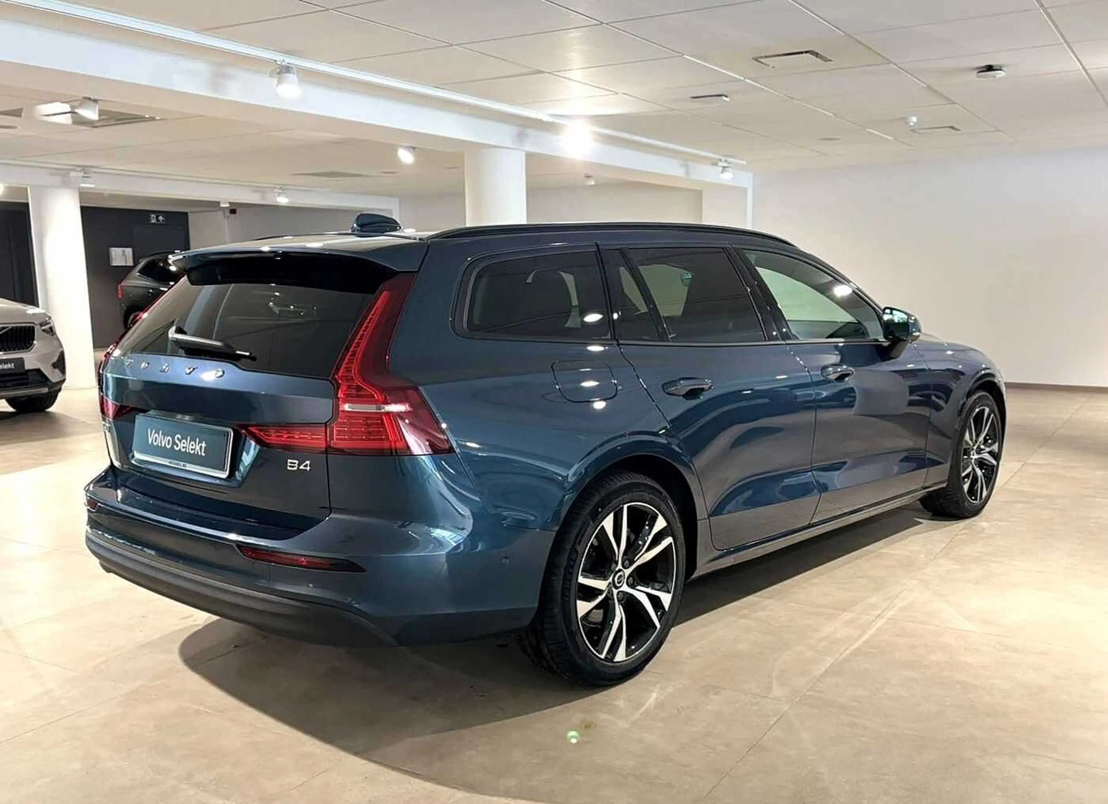 Volvo V60 Core, B4 Micro-hybride '3 ANS DE GARANTIE' — photo 4