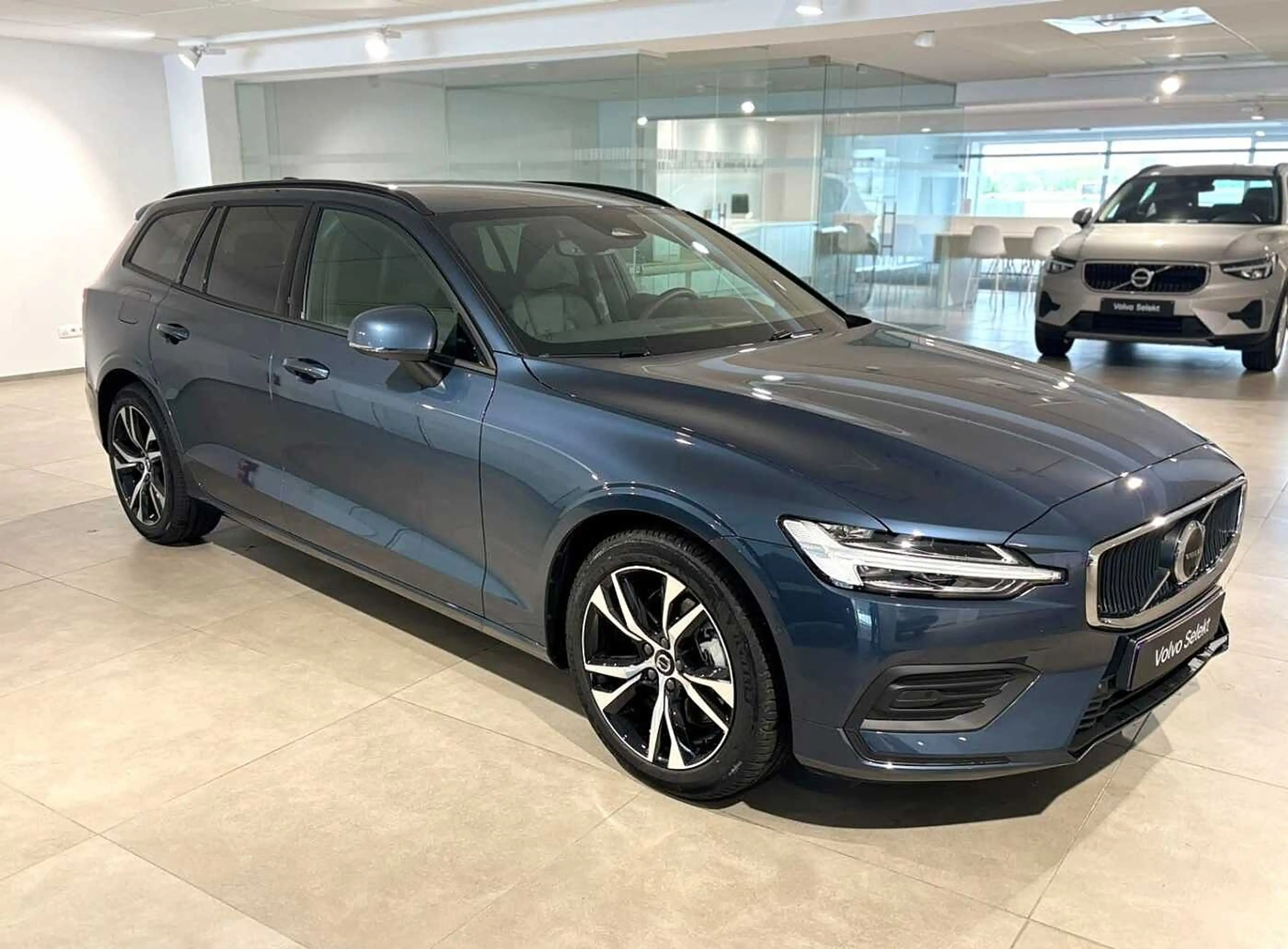 Volvo V60 Core, B4 Micro-hybride '3 ANS DE GARANTIE' — photo 3