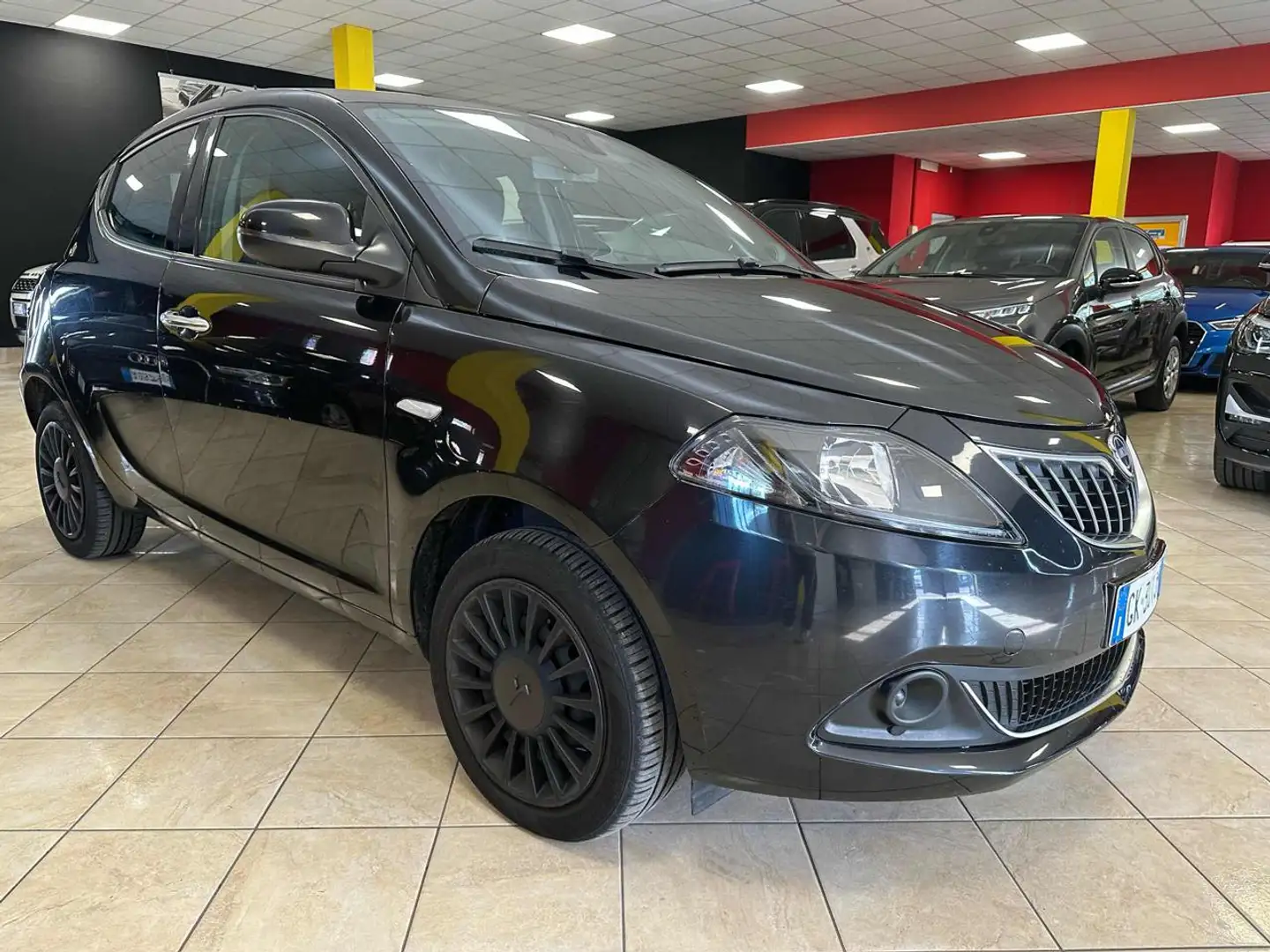 Lancia Ypsilon 1.0 5 porte S&S Hybrid Nero - 1