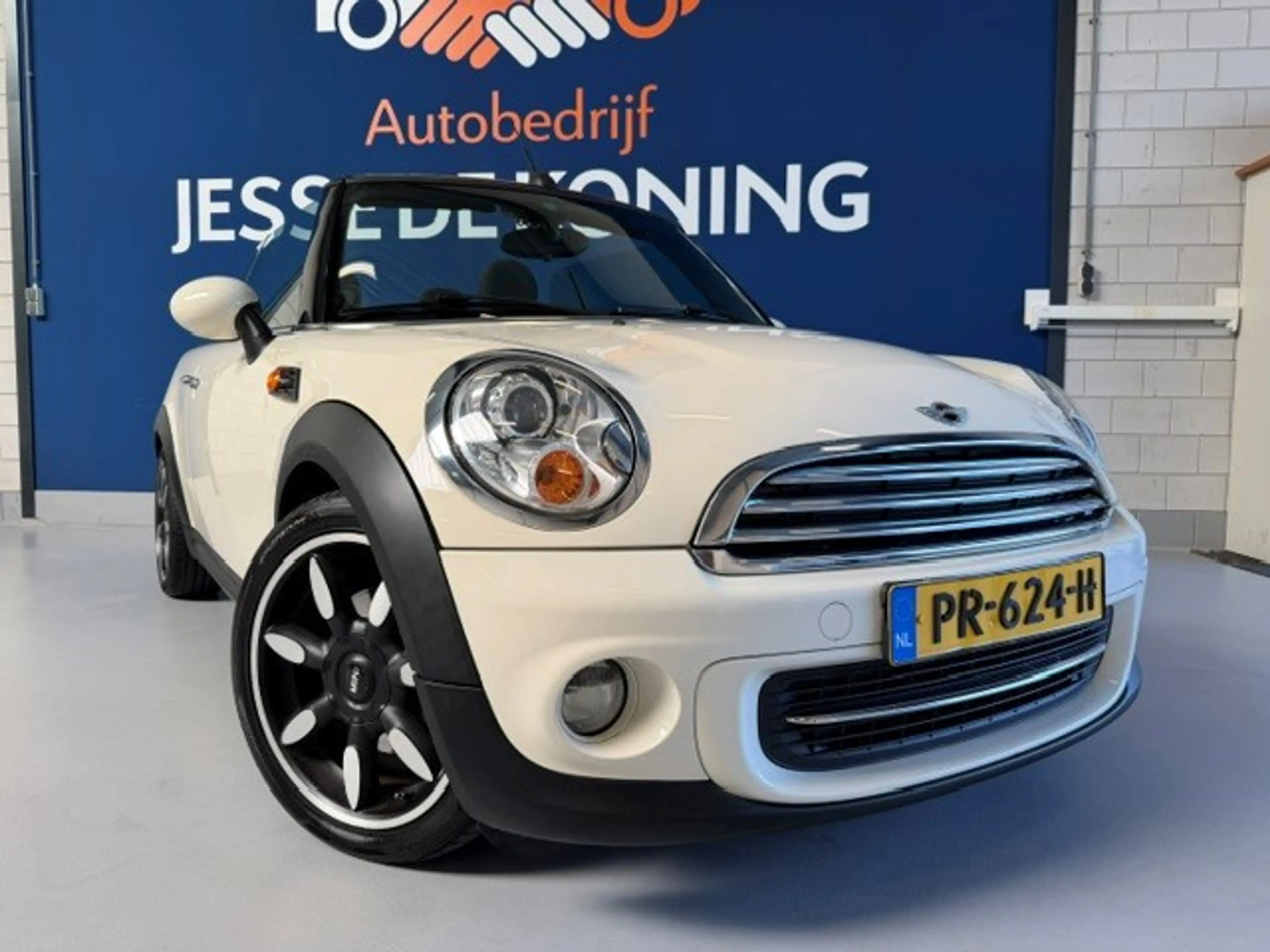 MINI Cooper Cabrio 1.6 Automaat / bj.2012 / kleur: wit / sportvelgen — photo 2