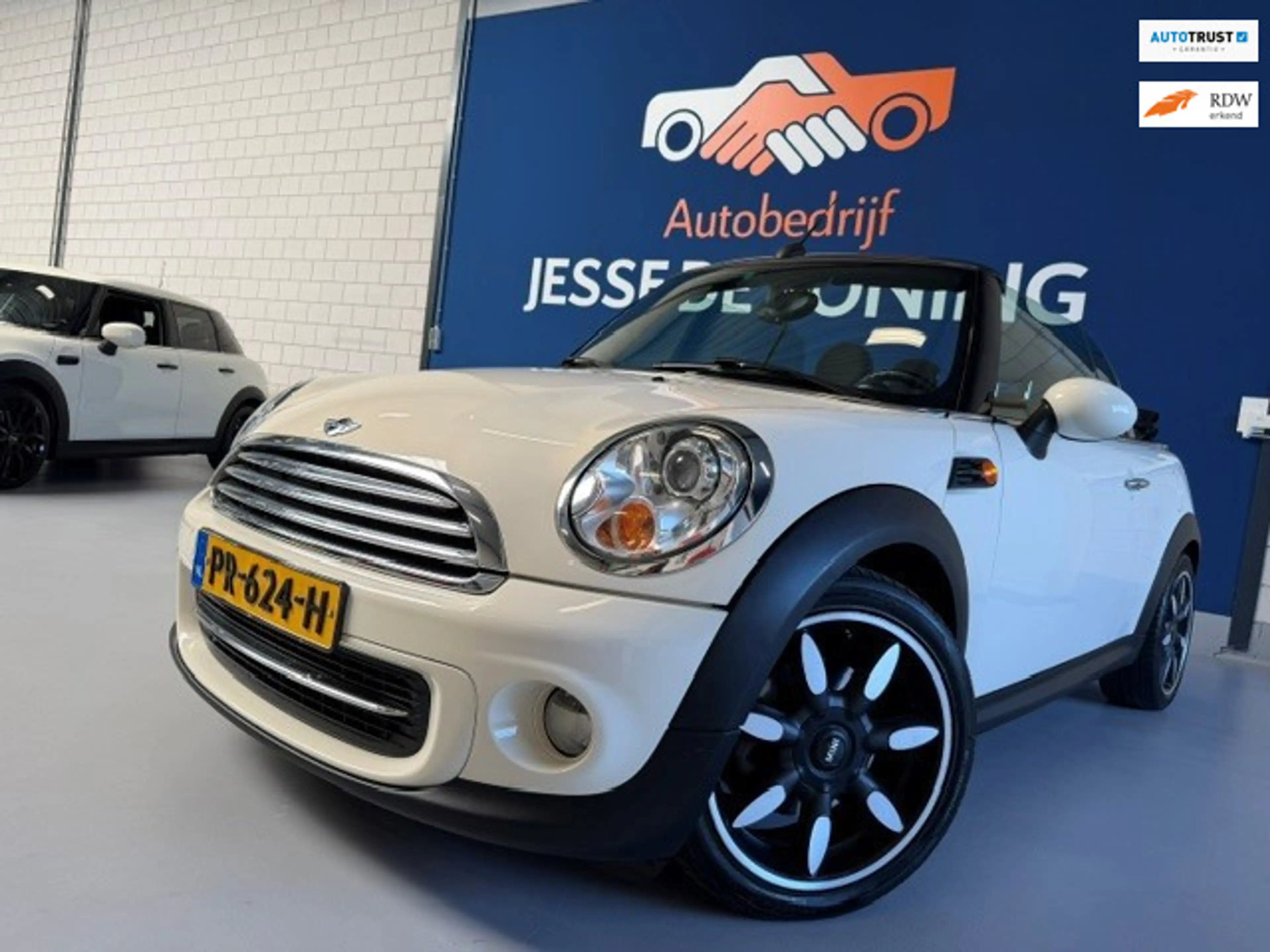 MINI Cooper Cabrio 1.6 Automaat / bj.2012 / kleur: wit / sportvelgen
