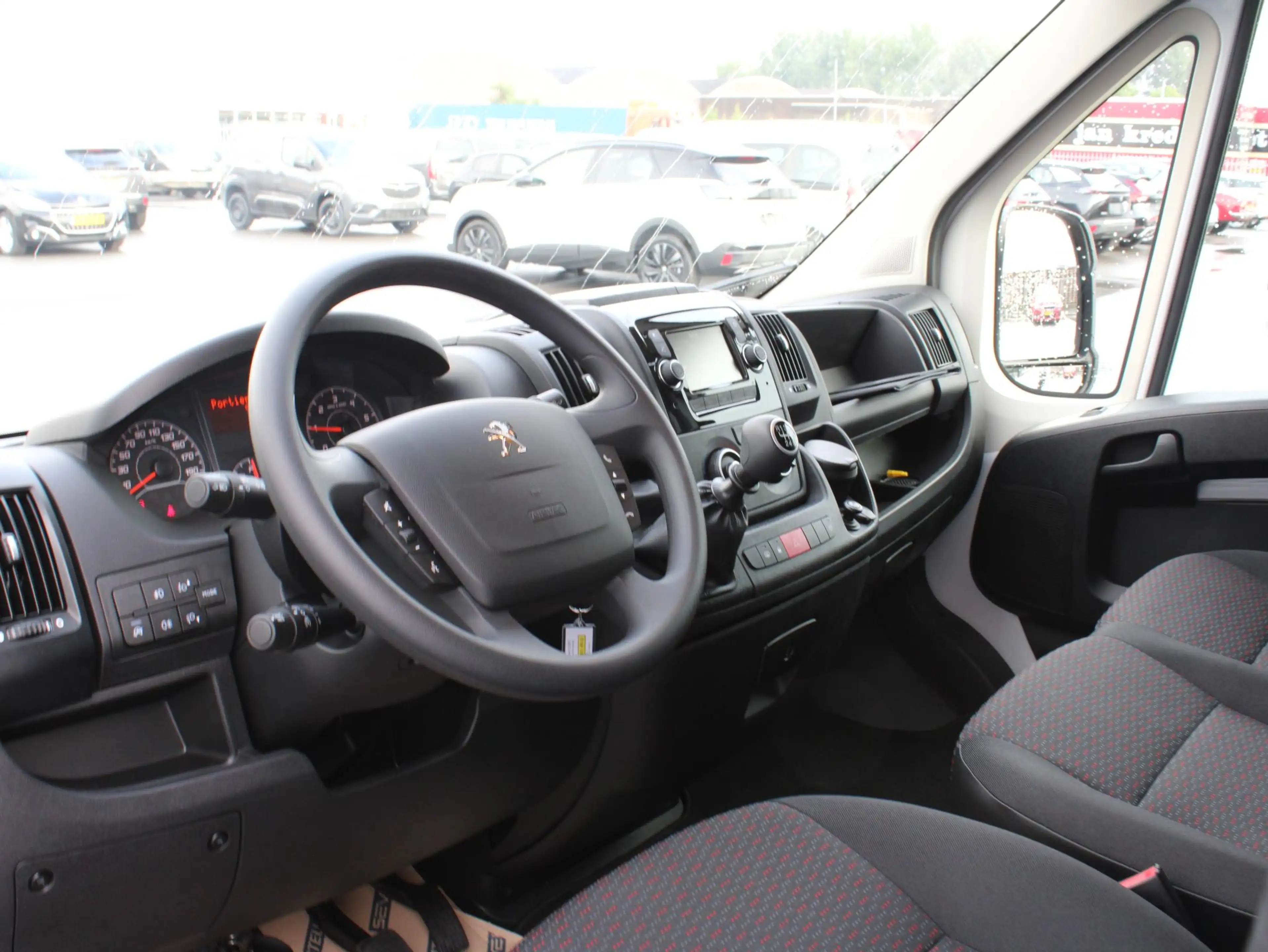 Peugeot Boxer 330 2.2 BlueHDi 120 L1H1 Asphalt TREKHAAK/NAVI/HEA — photo 13