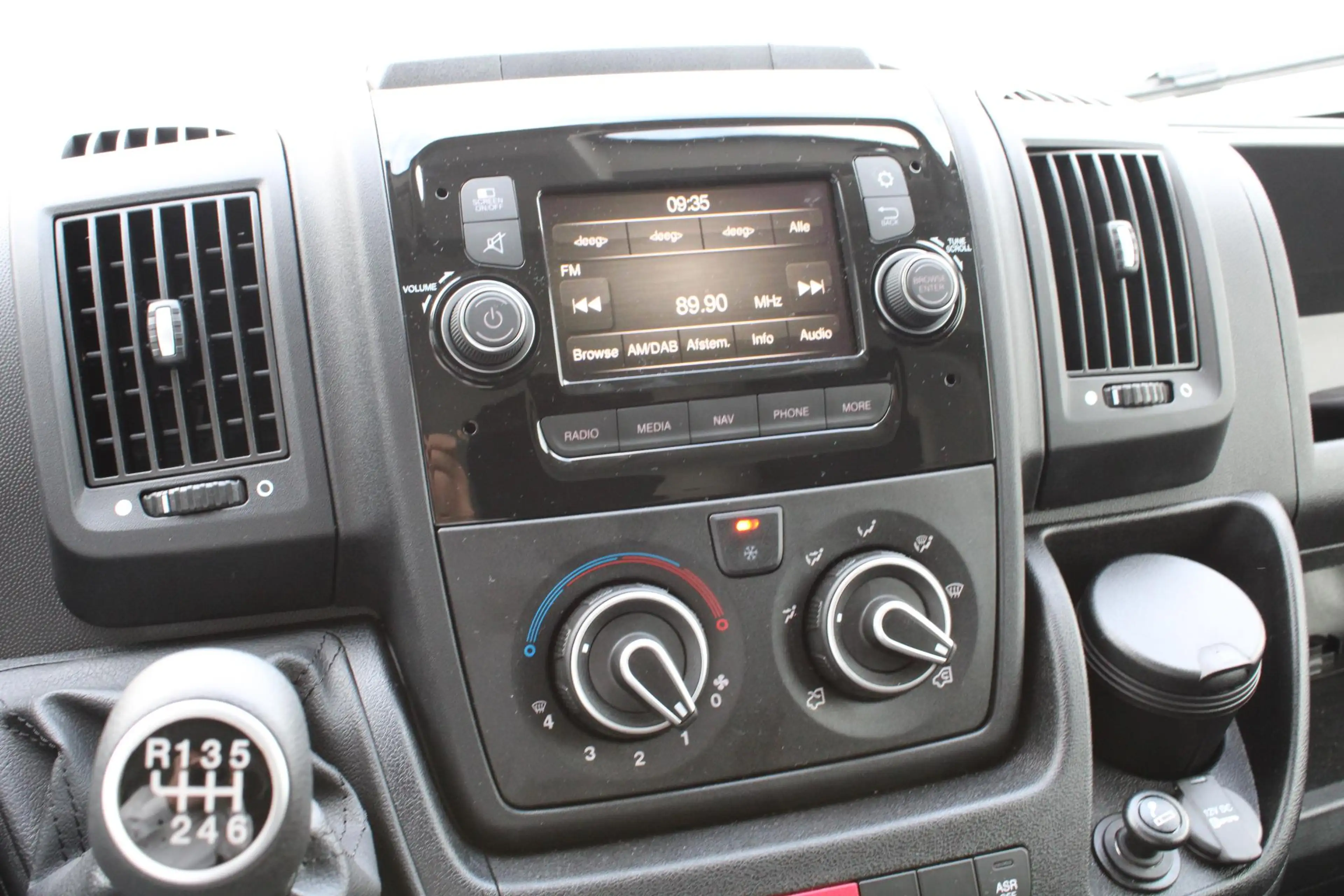 Peugeot Boxer 330 2.2 BlueHDi 120 L1H1 Asphalt TREKHAAK/NAVI/HEA — photo 14