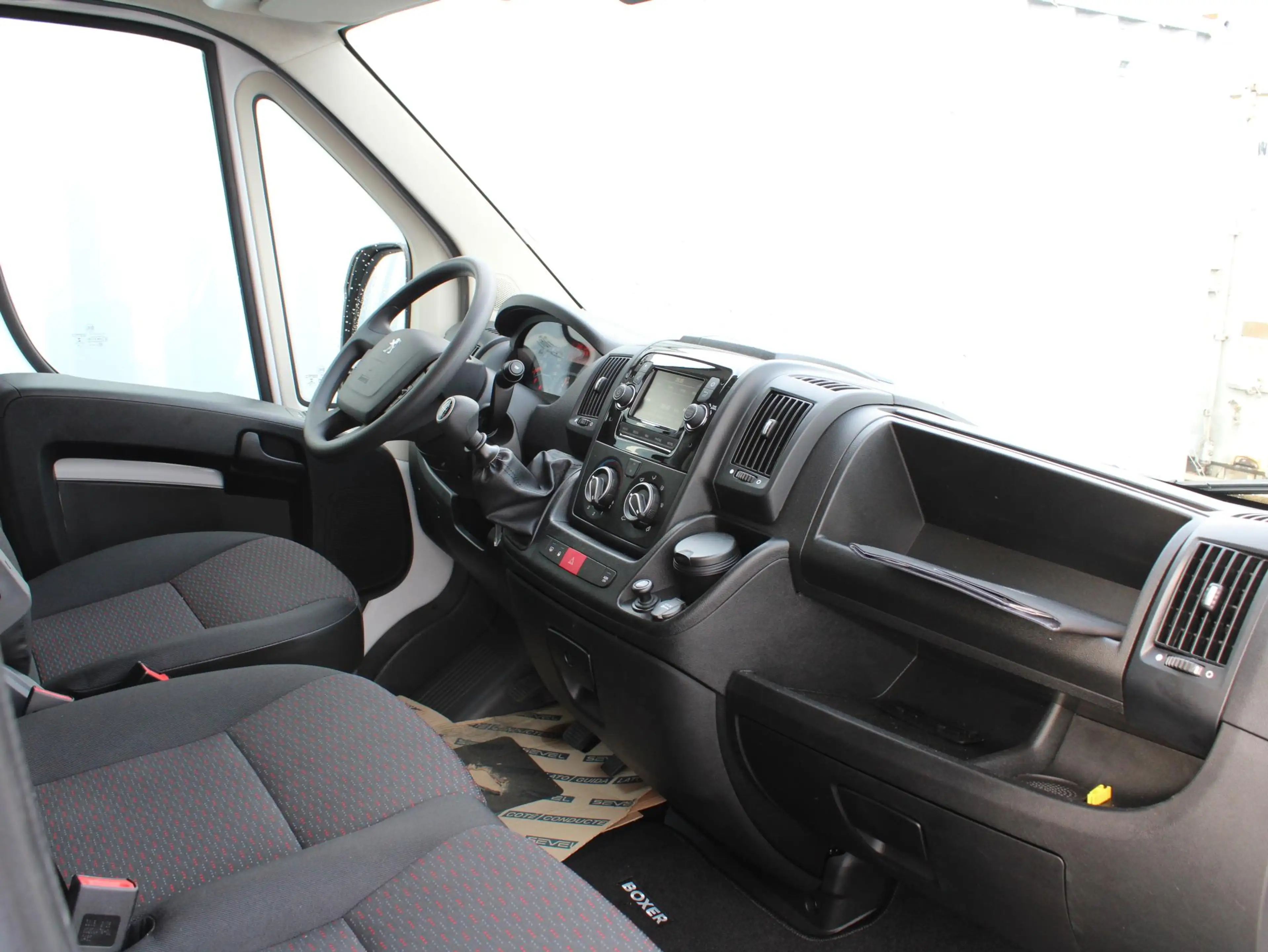 Peugeot Boxer 330 2.2 BlueHDi 120 L1H1 Asphalt TREKHAAK/NAVI/HEA — photo 11