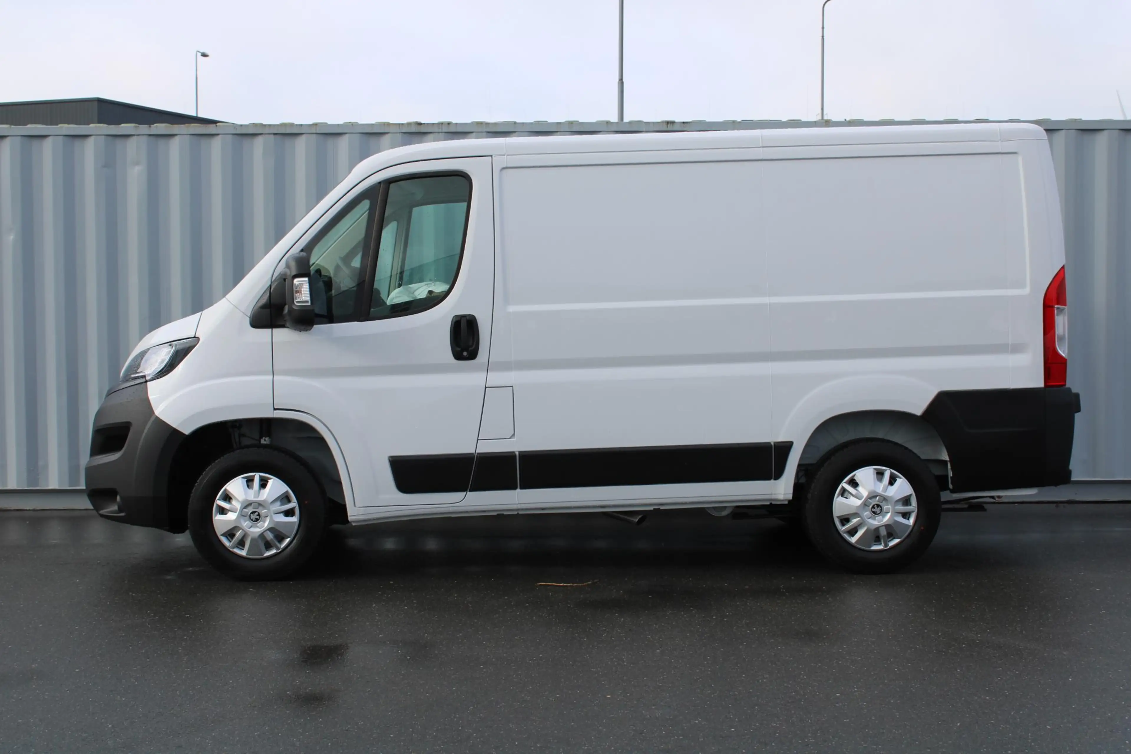 Peugeot Boxer 330 2.2 BlueHDi 120 L1H1 Asphalt TREKHAAK/NAVI/HEA — photo 4