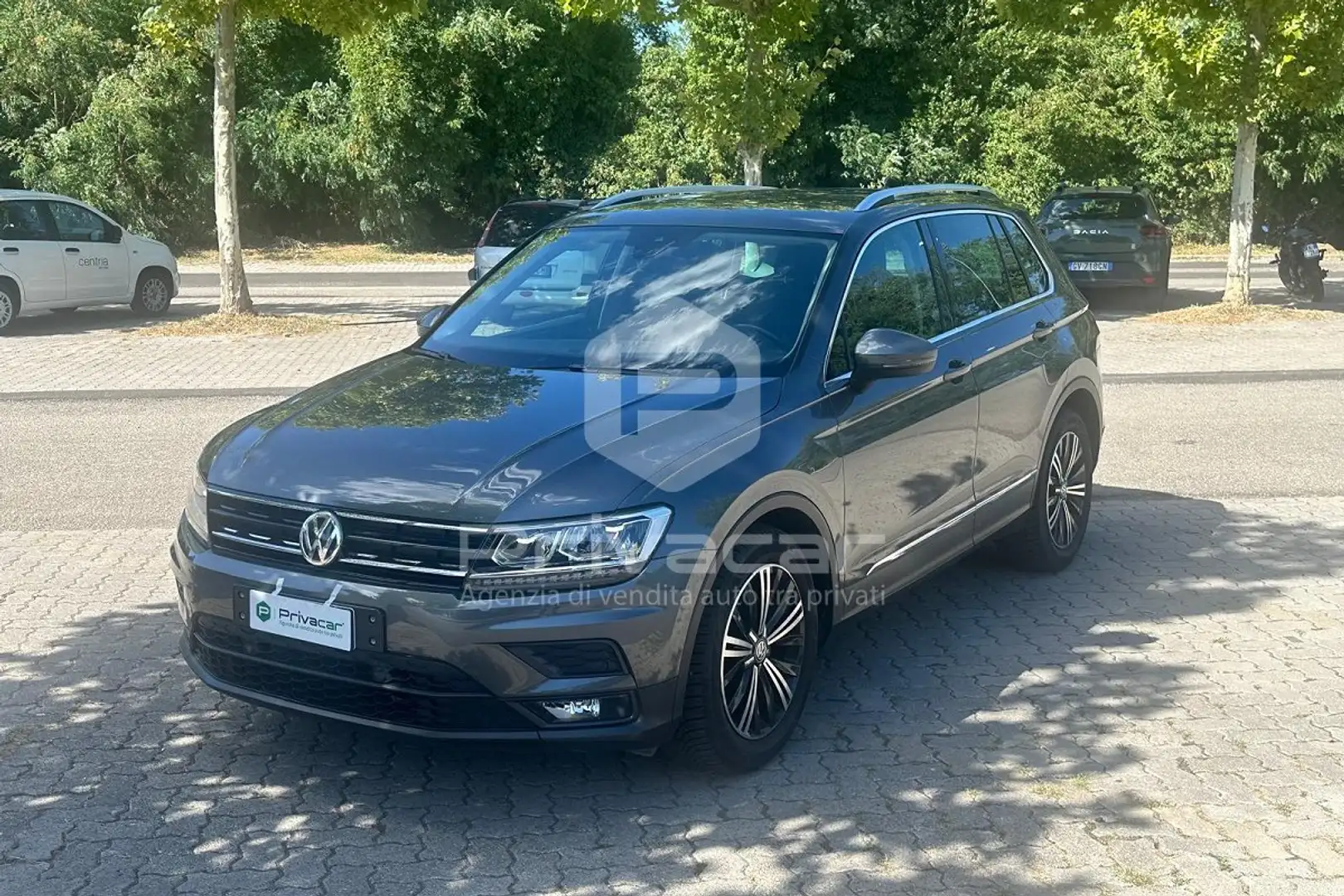 Volkswagen Tiguan Tiguan 1.6 TDI SCR Sport BlueMotion Technology Zilver - 1
