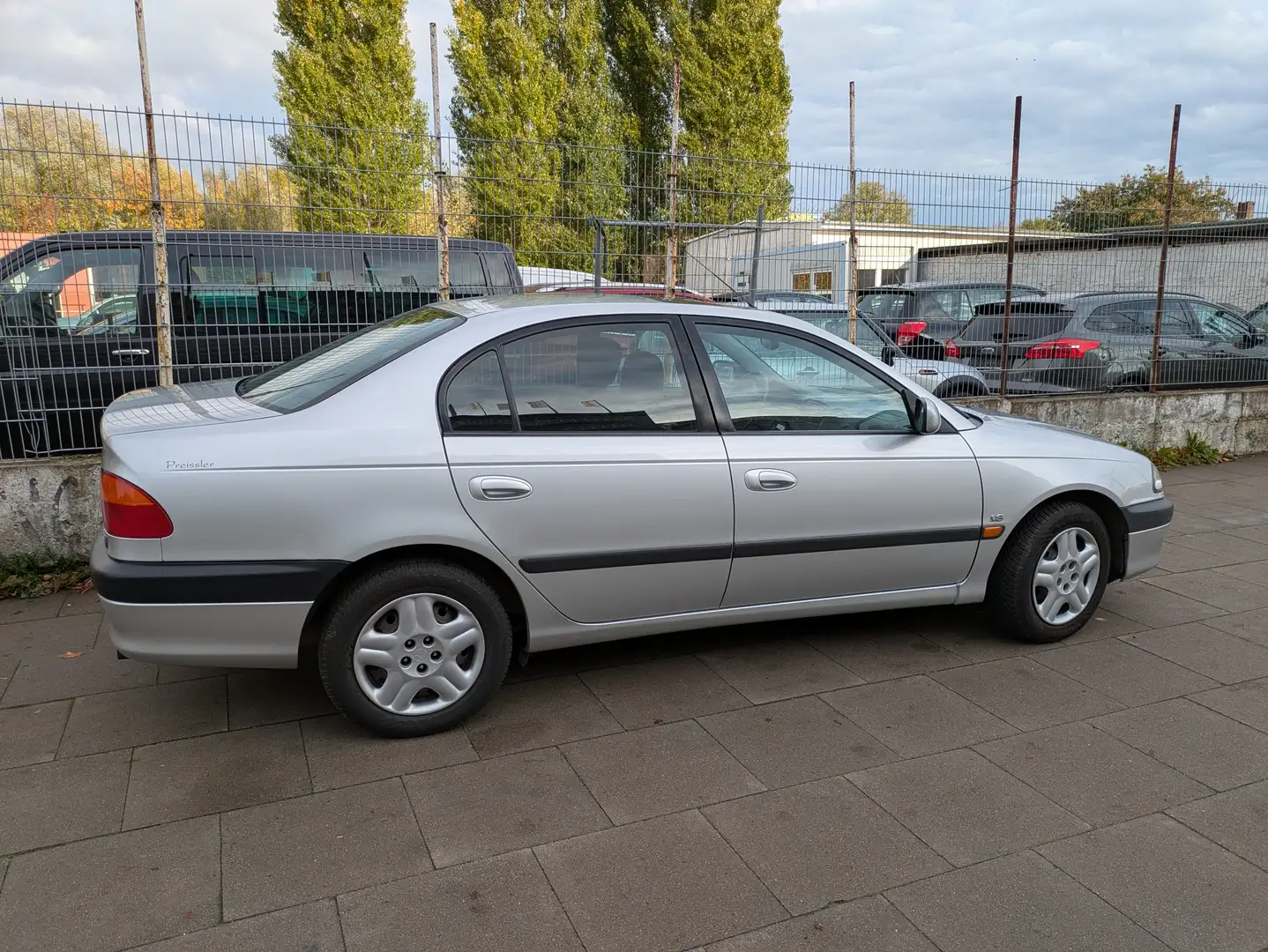 Toyota Avensis Avensis 1.8 linea terra Silber - 1