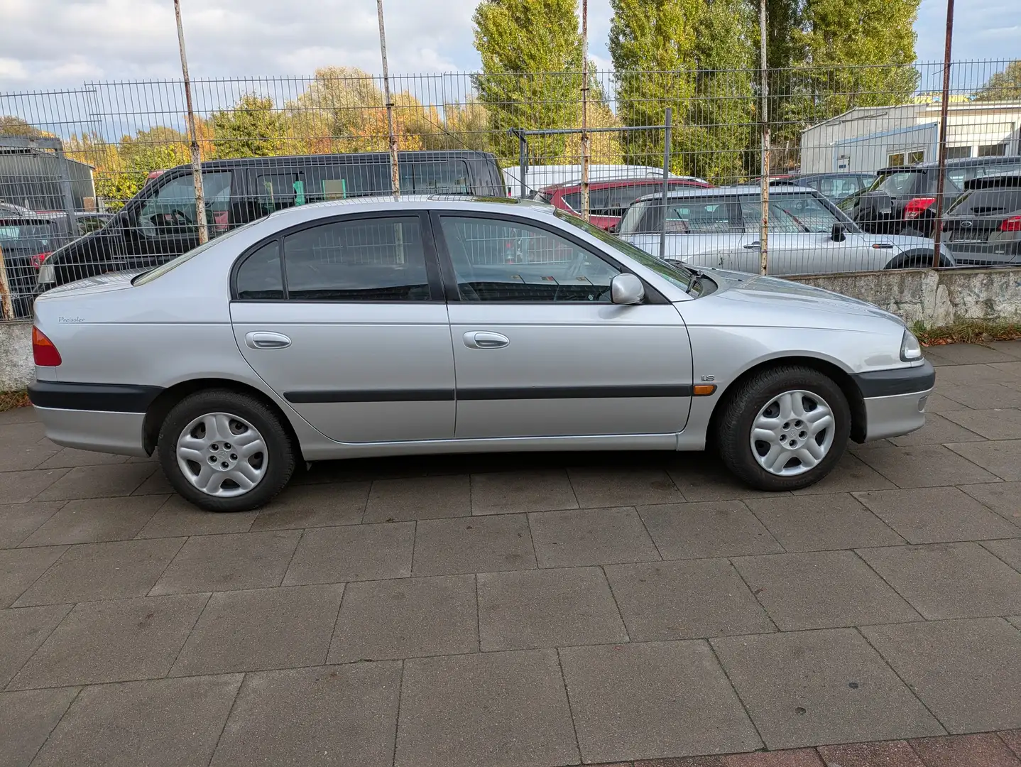 Toyota Avensis Avensis 1.8 linea terra Silber - 2
