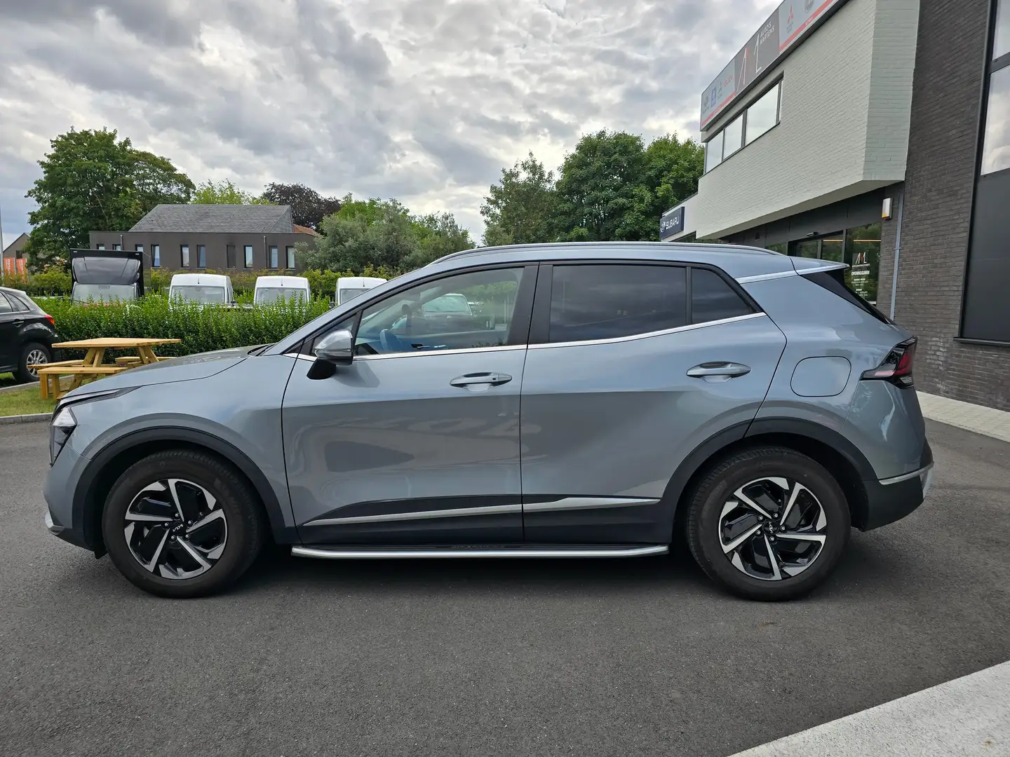 Kia Sportage Sportage 1.6T-GDI Hybrid 2WD Aut. Stříbrná - 2