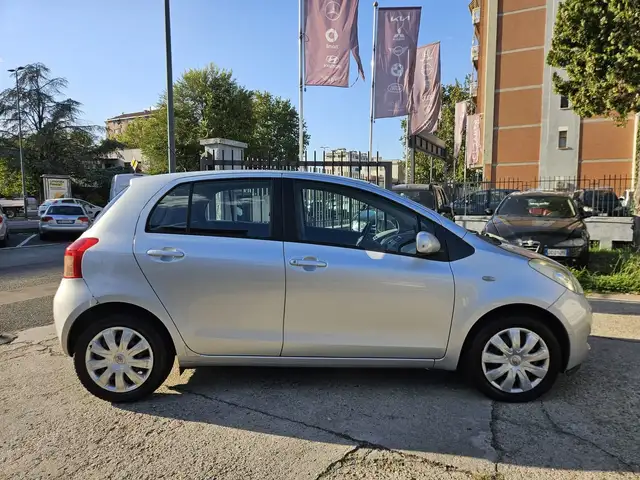 Toyota Yaris view 3