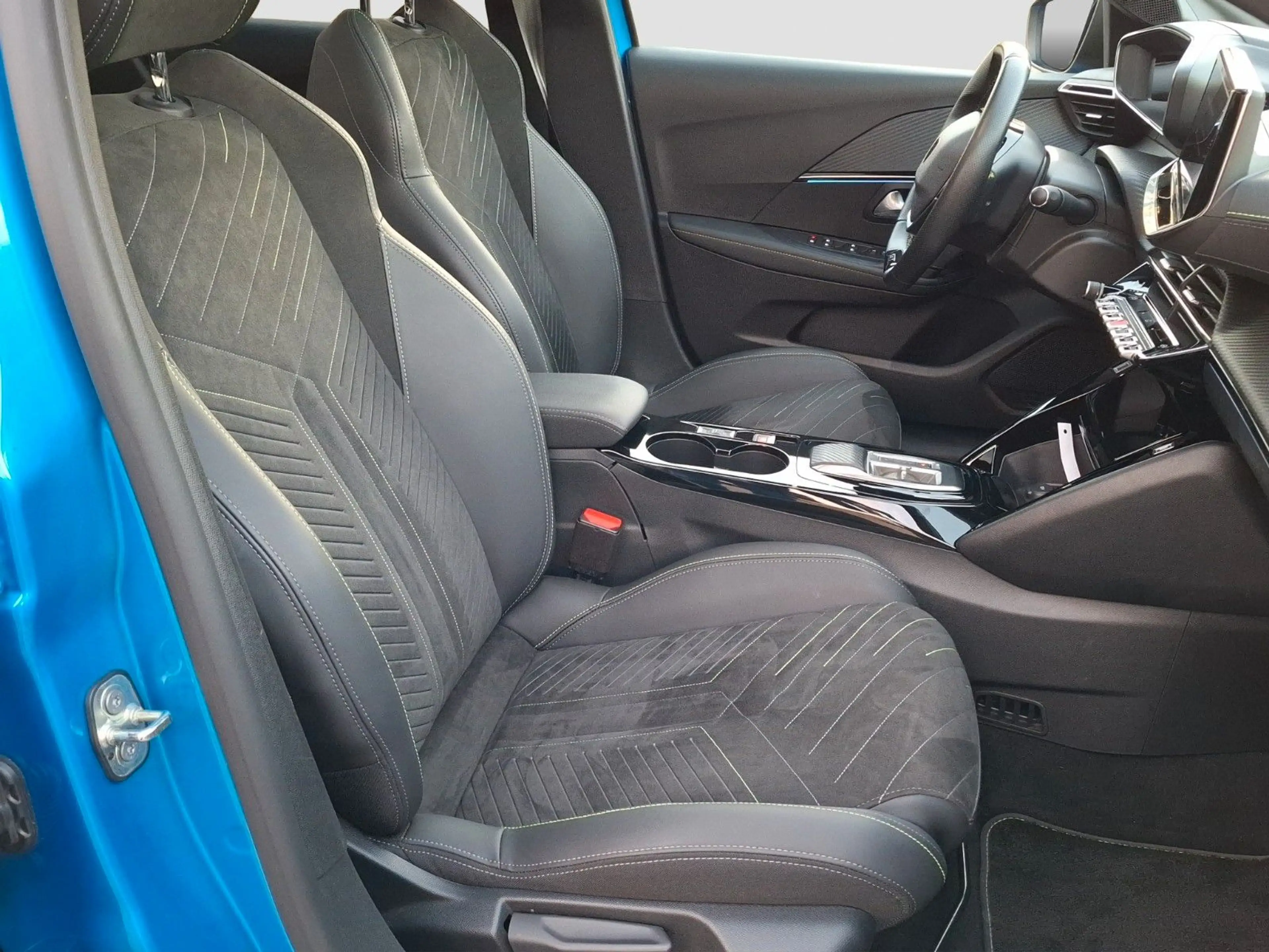 Peugeot 208 e- GT — photo 11