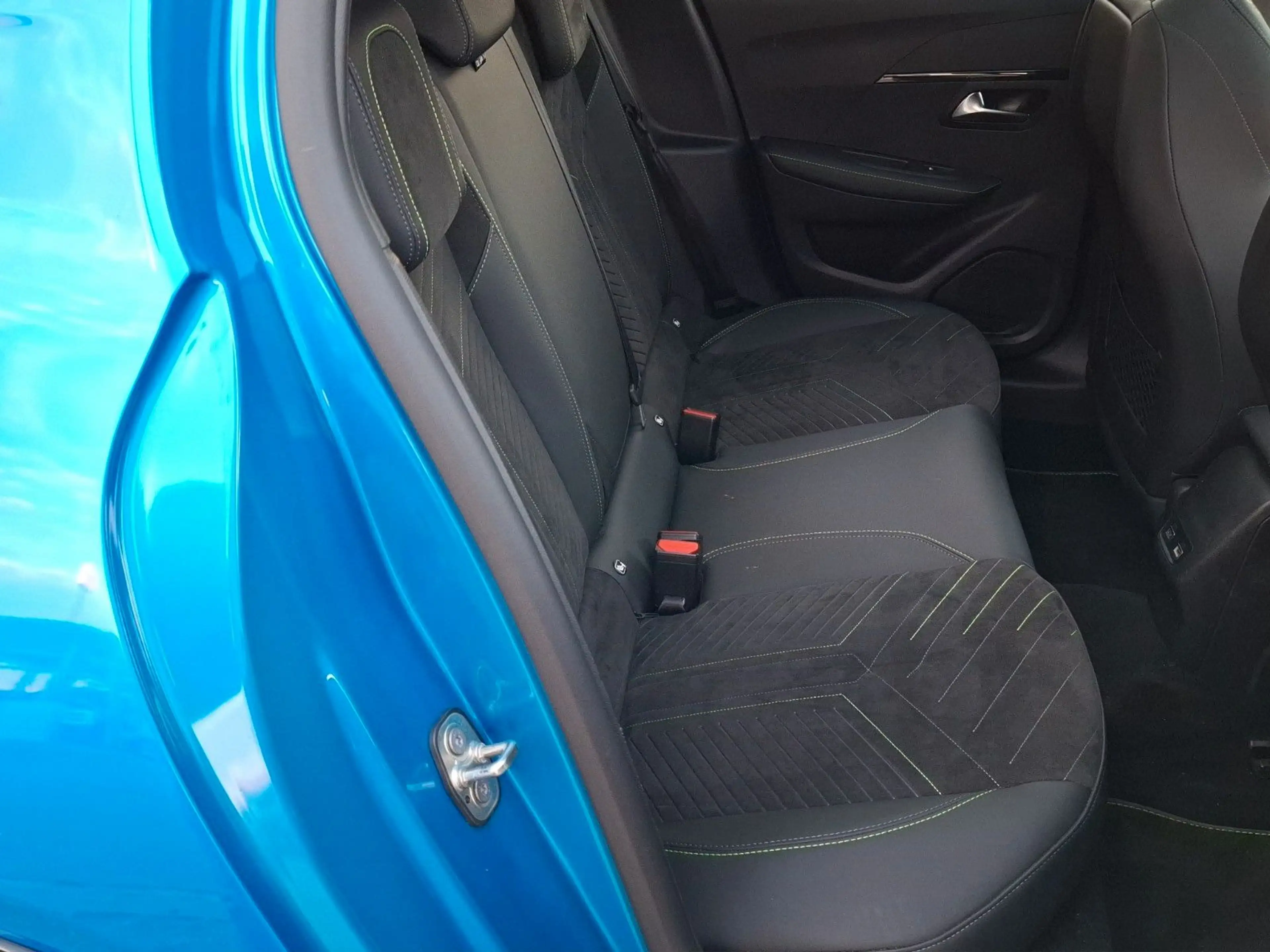Peugeot 208 e- GT — photo 12