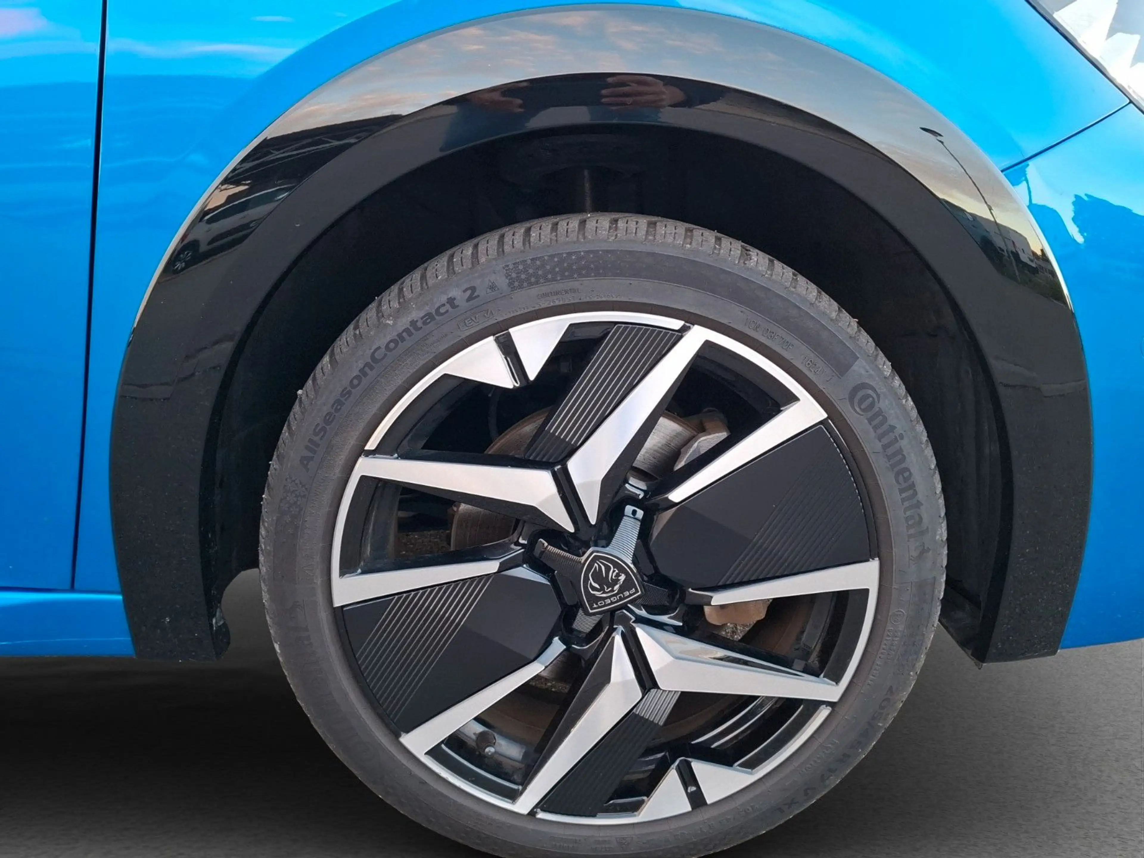 Peugeot 208 e- GT — photo 10