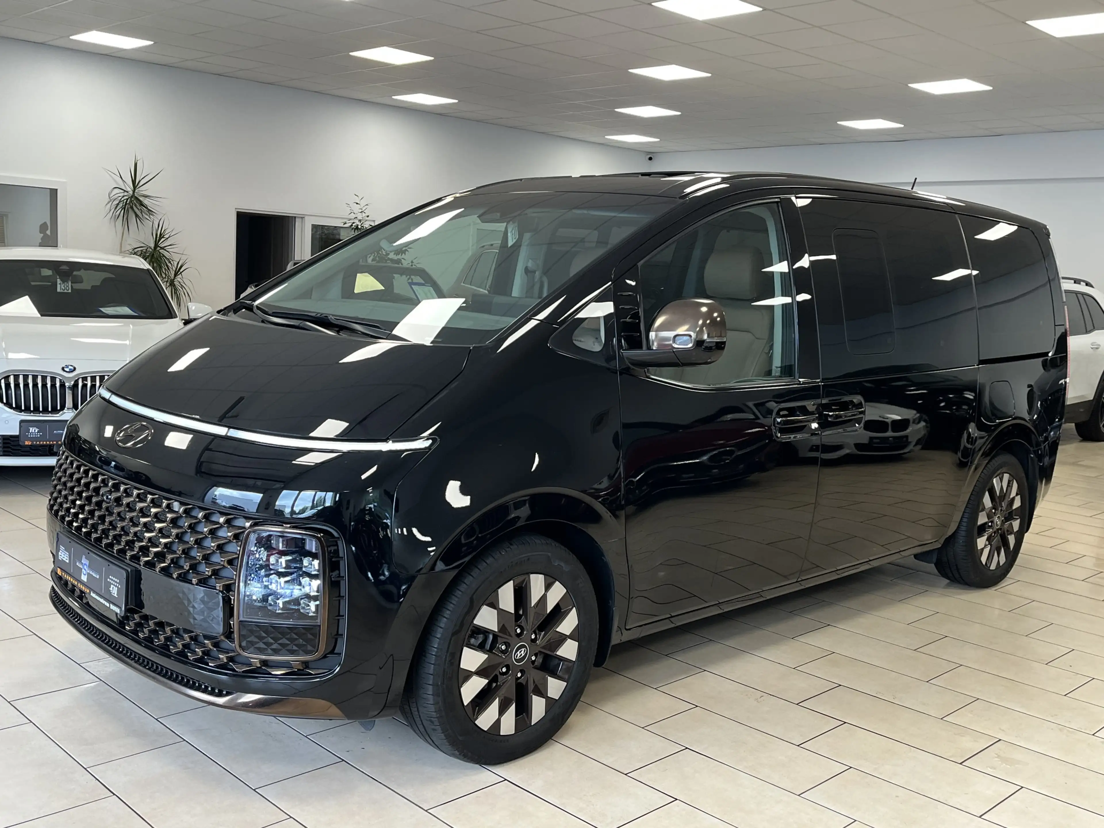 Hyundai STARIA Signature Leder*S-Dach*360Cam*4xSHZ*BOSE