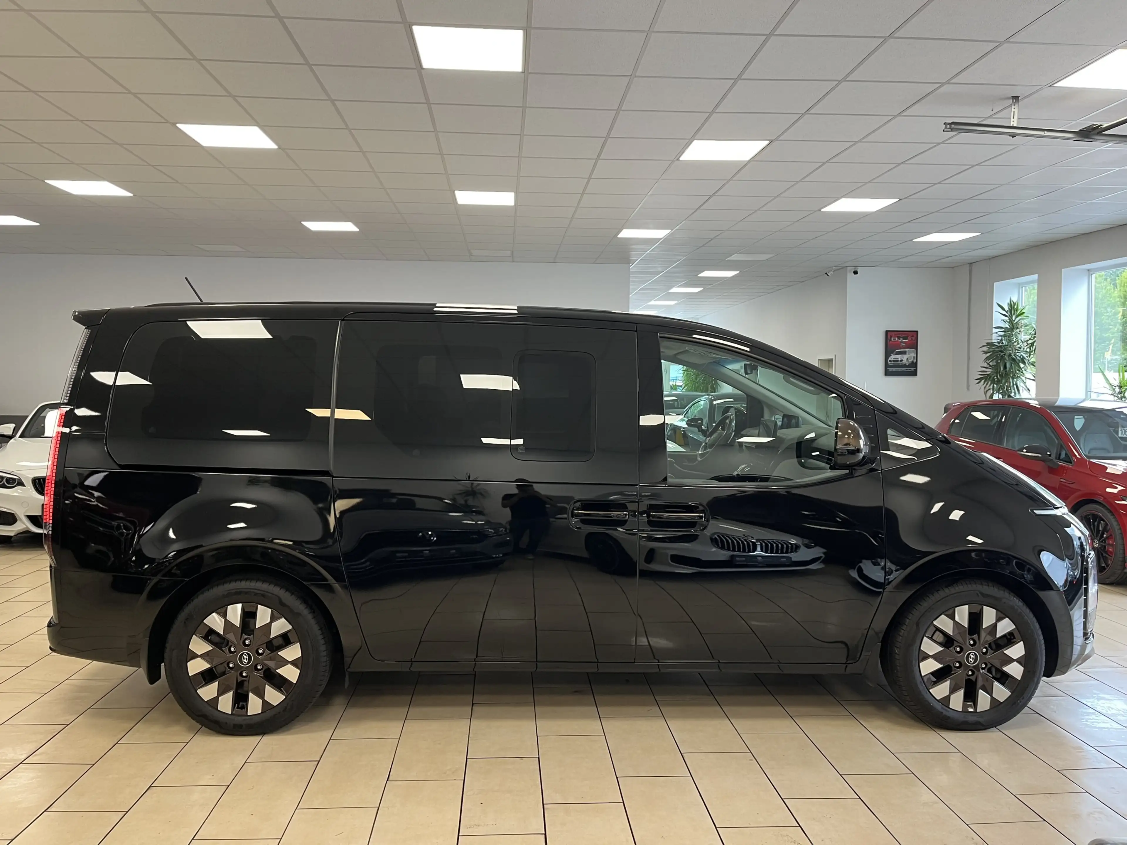 Hyundai STARIA Signature Leder*S-Dach*360Cam*4xSHZ*BOSE — photo 4