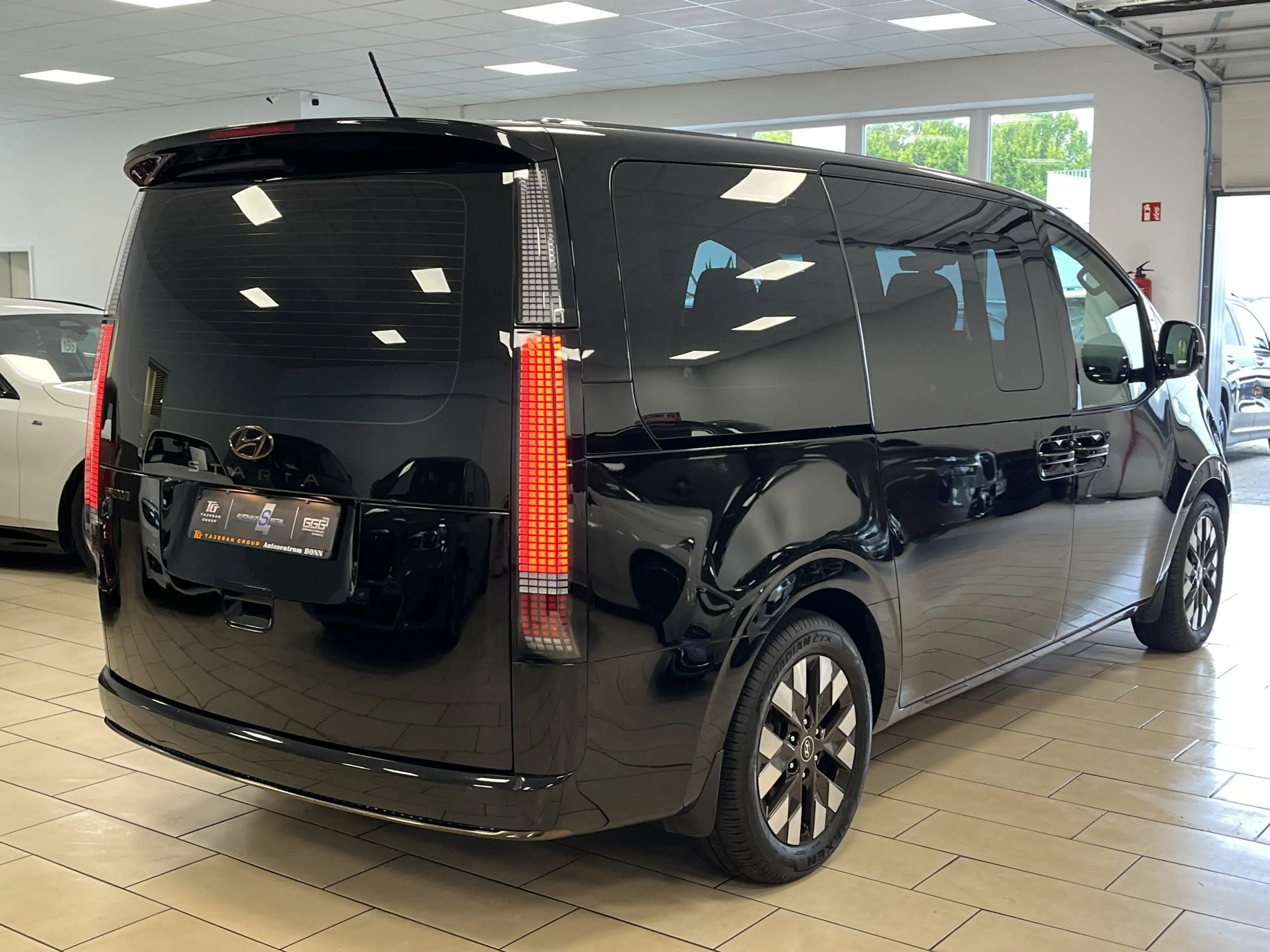 Hyundai STARIA Signature Leder*S-Dach*360Cam*4xSHZ*BOSE — photo 10
