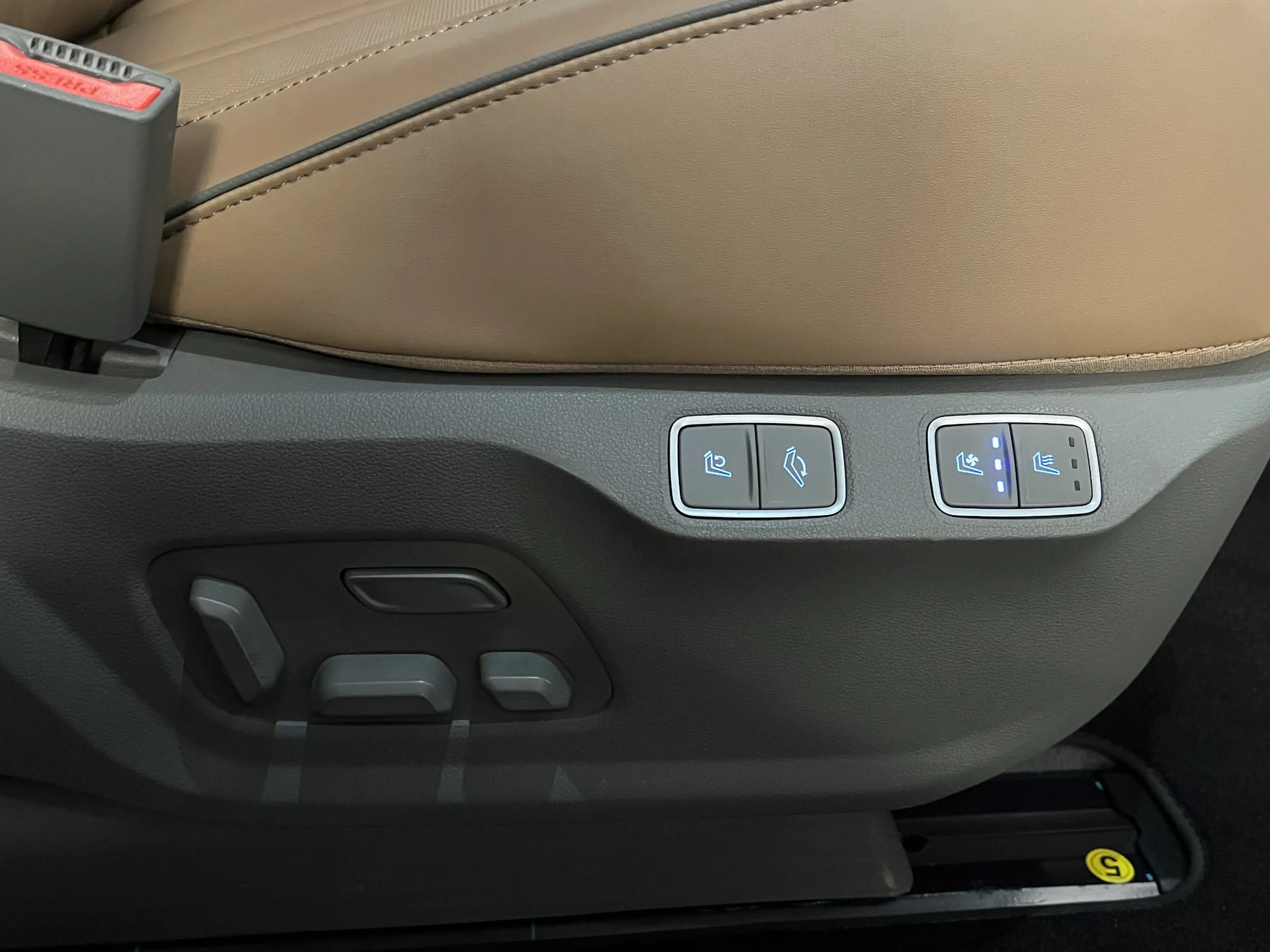 Hyundai STARIA Signature Leder*S-Dach*360Cam*4xSHZ*BOSE — photo 6