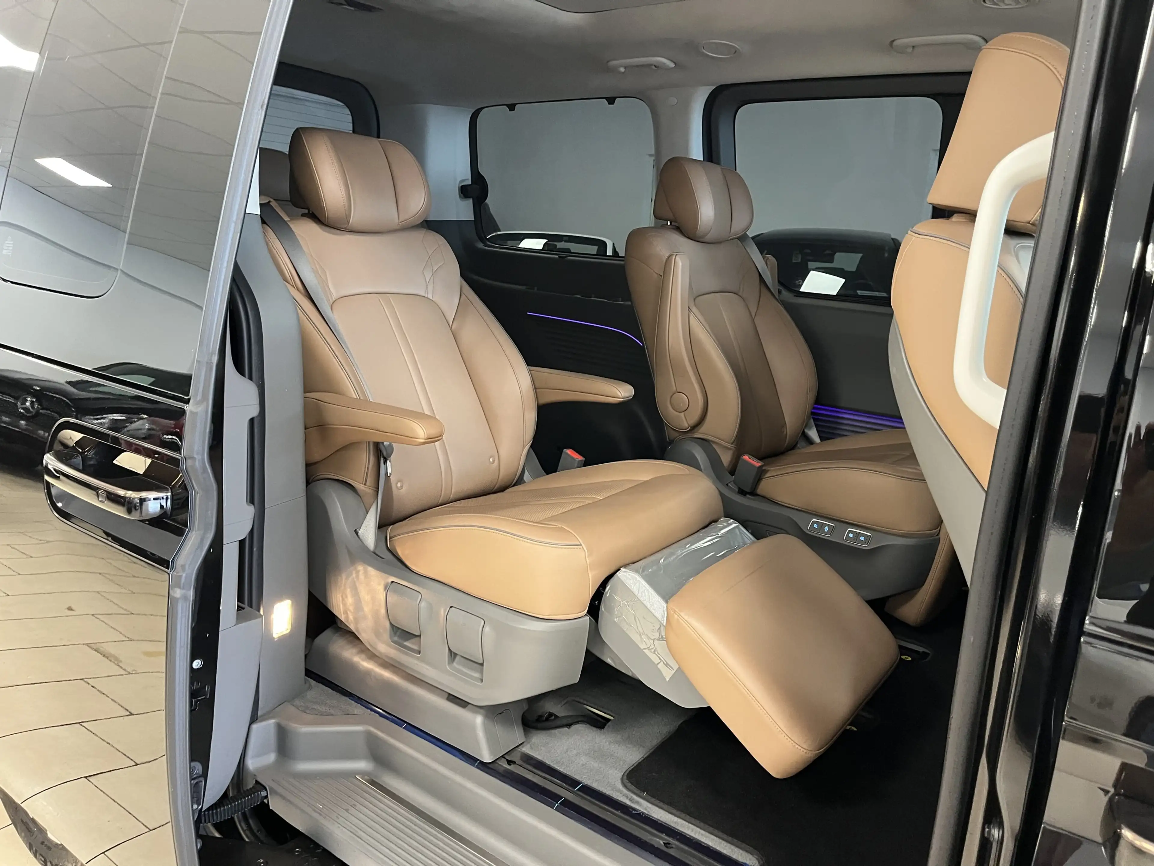 Hyundai STARIA Signature Leder*S-Dach*360Cam*4xSHZ*BOSE — photo 7