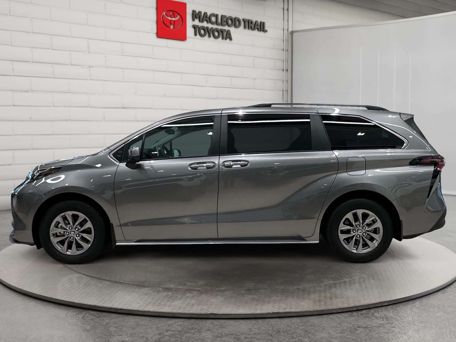 2026 Toyota Sienna XLE | No Accidents | 7-passenger | Four-Zone Clima — снимка 1