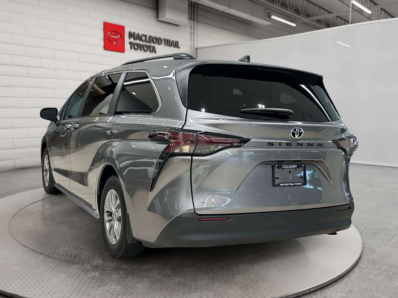 2026 Toyota Sienna XLE | No Accidents | 7-passenger | Four-Zone Clima — снимка 1