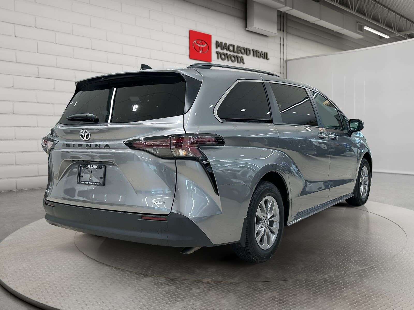 2026 Toyota Sienna XLE | No Accidents | 7-passenger | Four-Zone Clima — снимка 1
