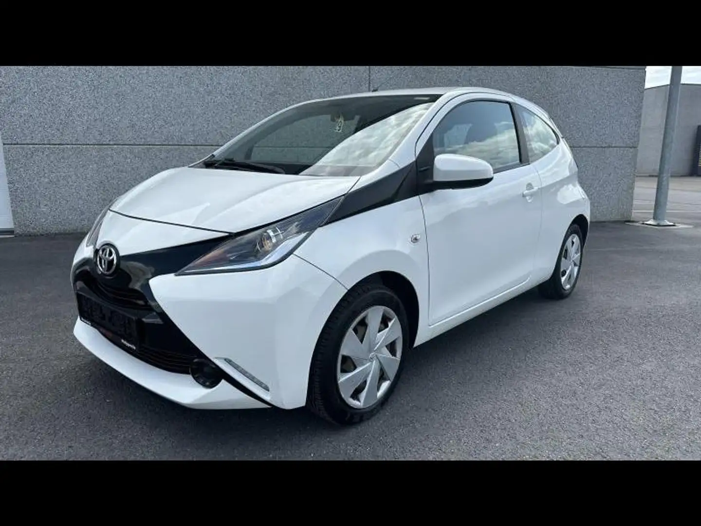 Toyota Aygo 3 d. 1,0 VVT-i 5MT x-play LHD Alb - 1