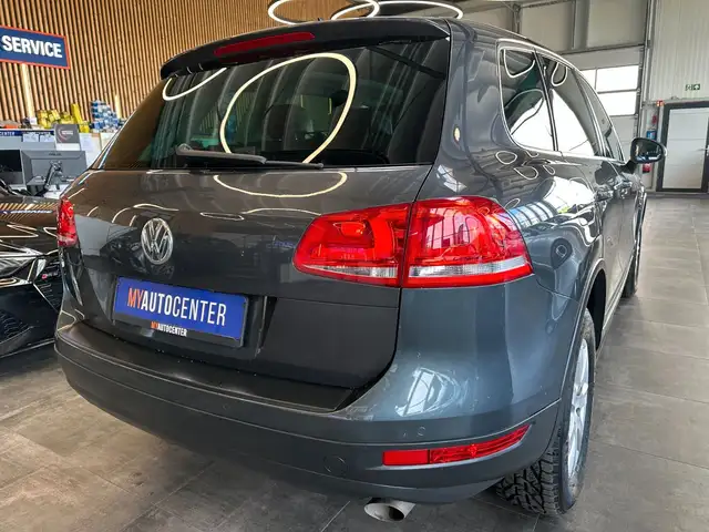 Volkswagen Touareg view 2