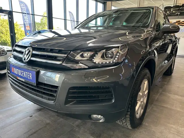 Volkswagen Touareg view 4