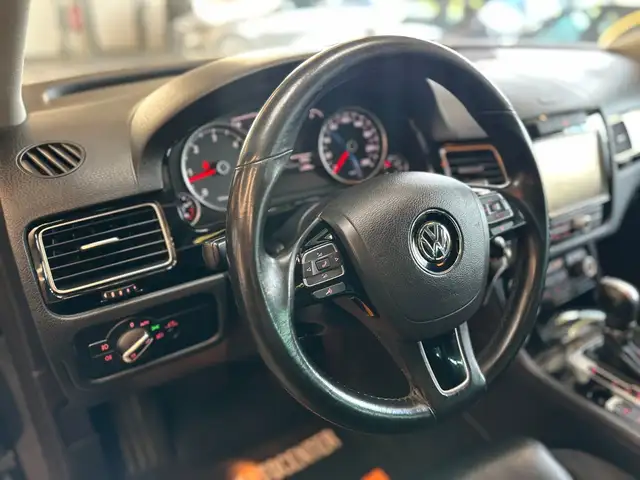 Volkswagen Touareg view 7