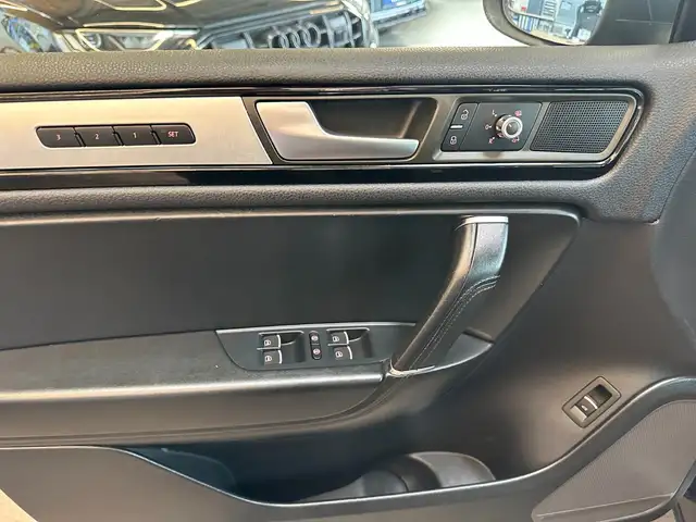Volkswagen Touareg view 8