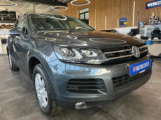 Volkswagen Touareg view 3