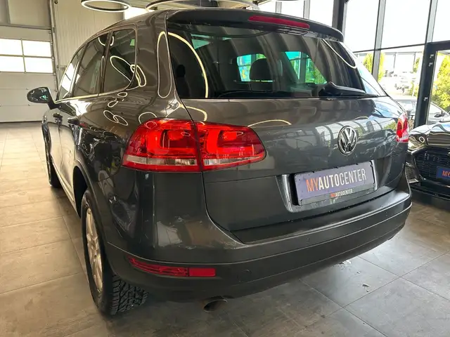 Volkswagen Touareg view 5