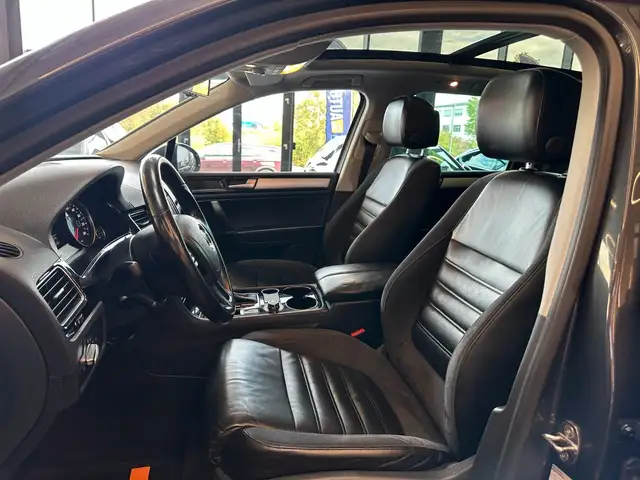 Volkswagen Touareg view 10