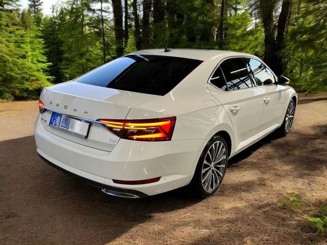 Imagine Skoda Superb Superb 1.4 TSI iV DSG L&K 360°Kamera ACC Matrix