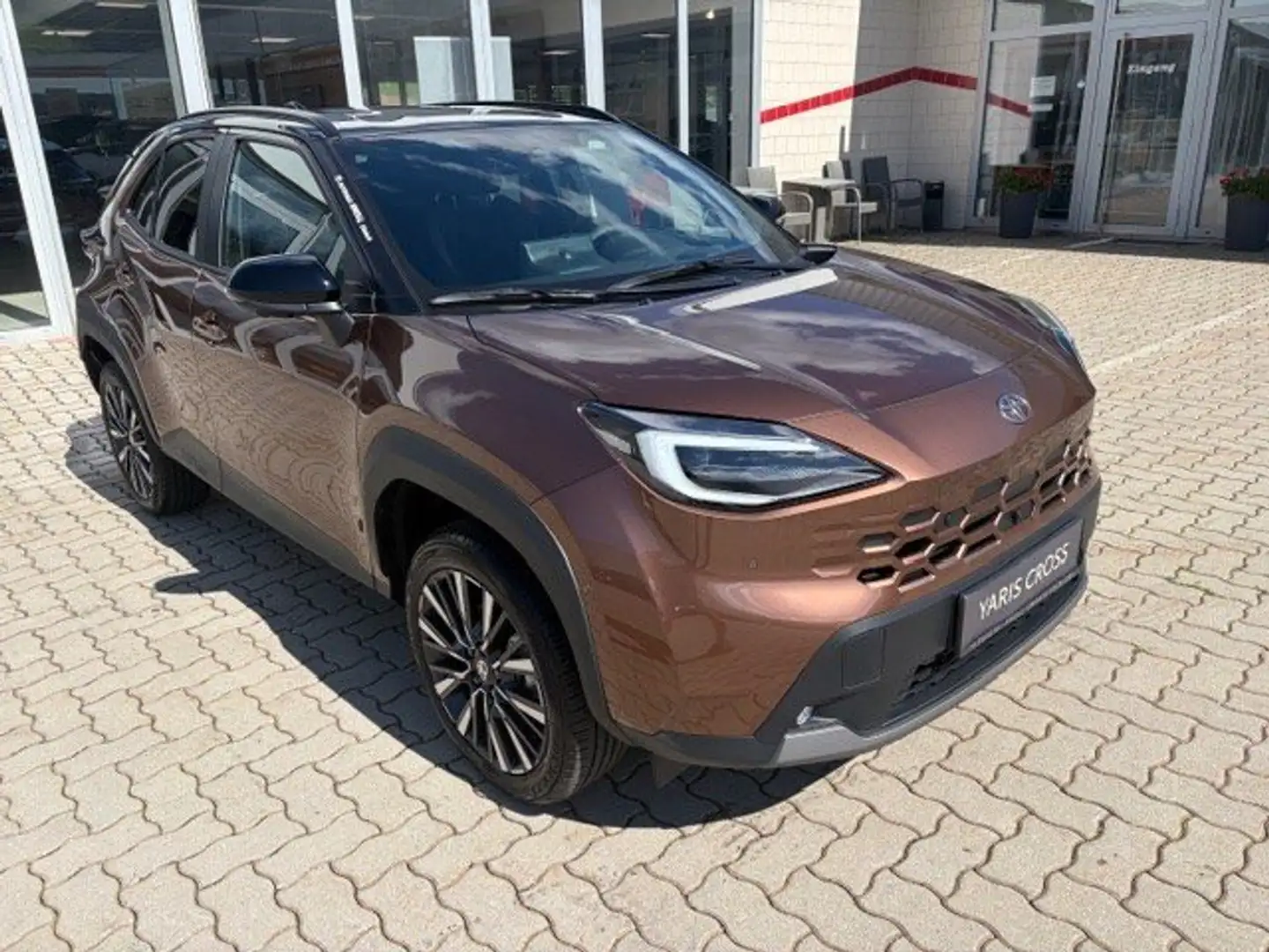 Toyota Yaris Cross 1,5 VVT-i Hybrid AWD-i Lounge Braun - 1