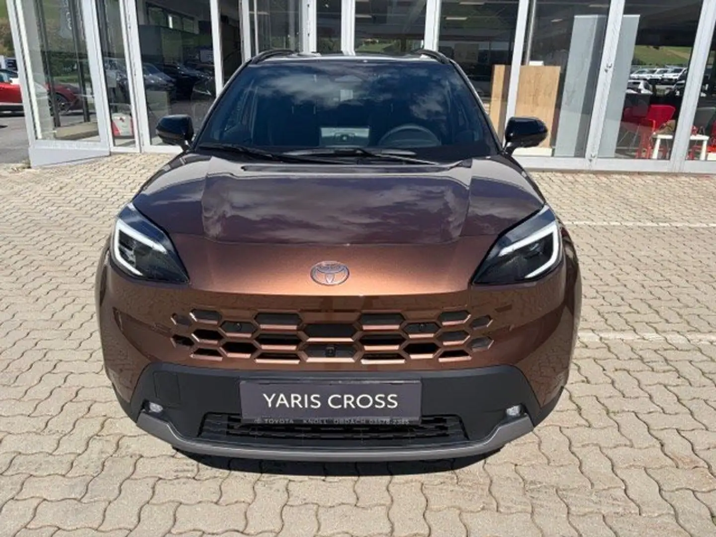 Toyota Yaris Cross 1,5 VVT-i Hybrid AWD-i Lounge Braun - 2