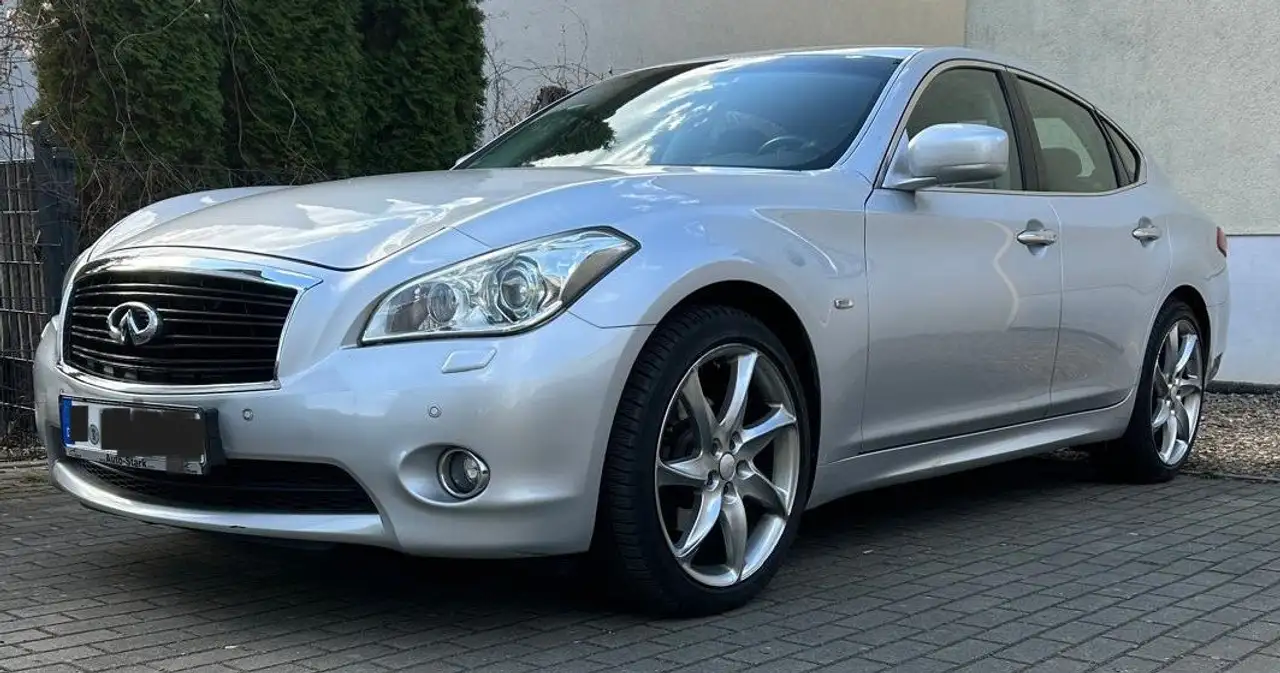 Infiniti M30