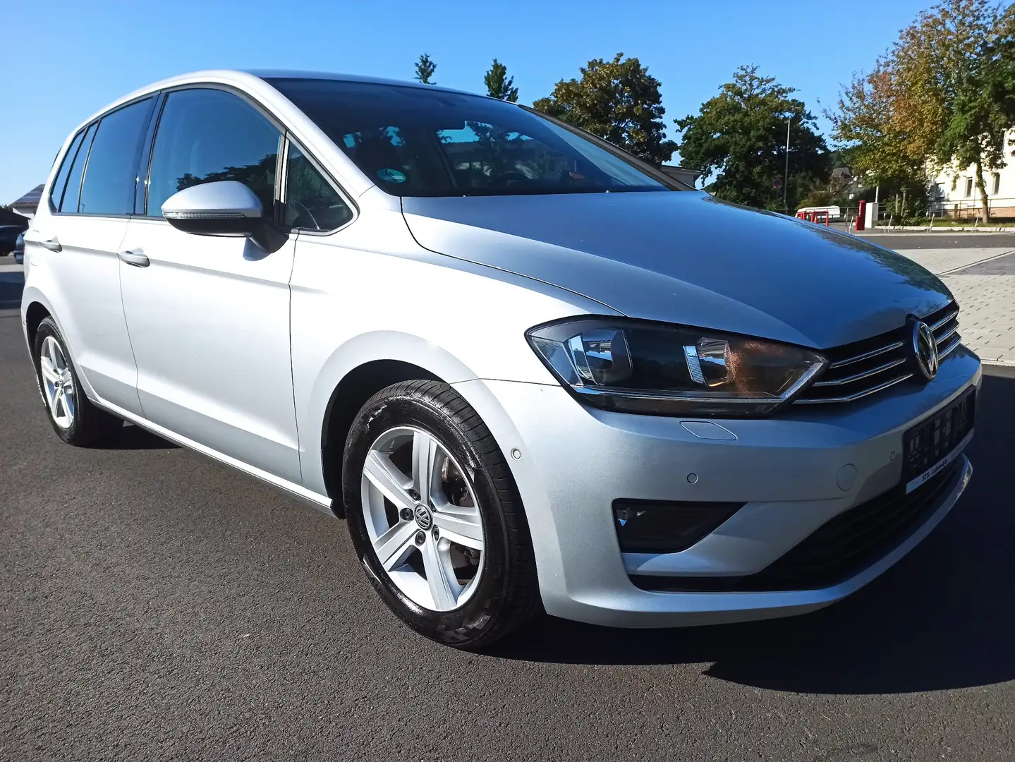 Volkswagen Golf Sportsvan 1,4 TSI Comfortline SHZG Tempomat PDC Park Assist Silber - 1
