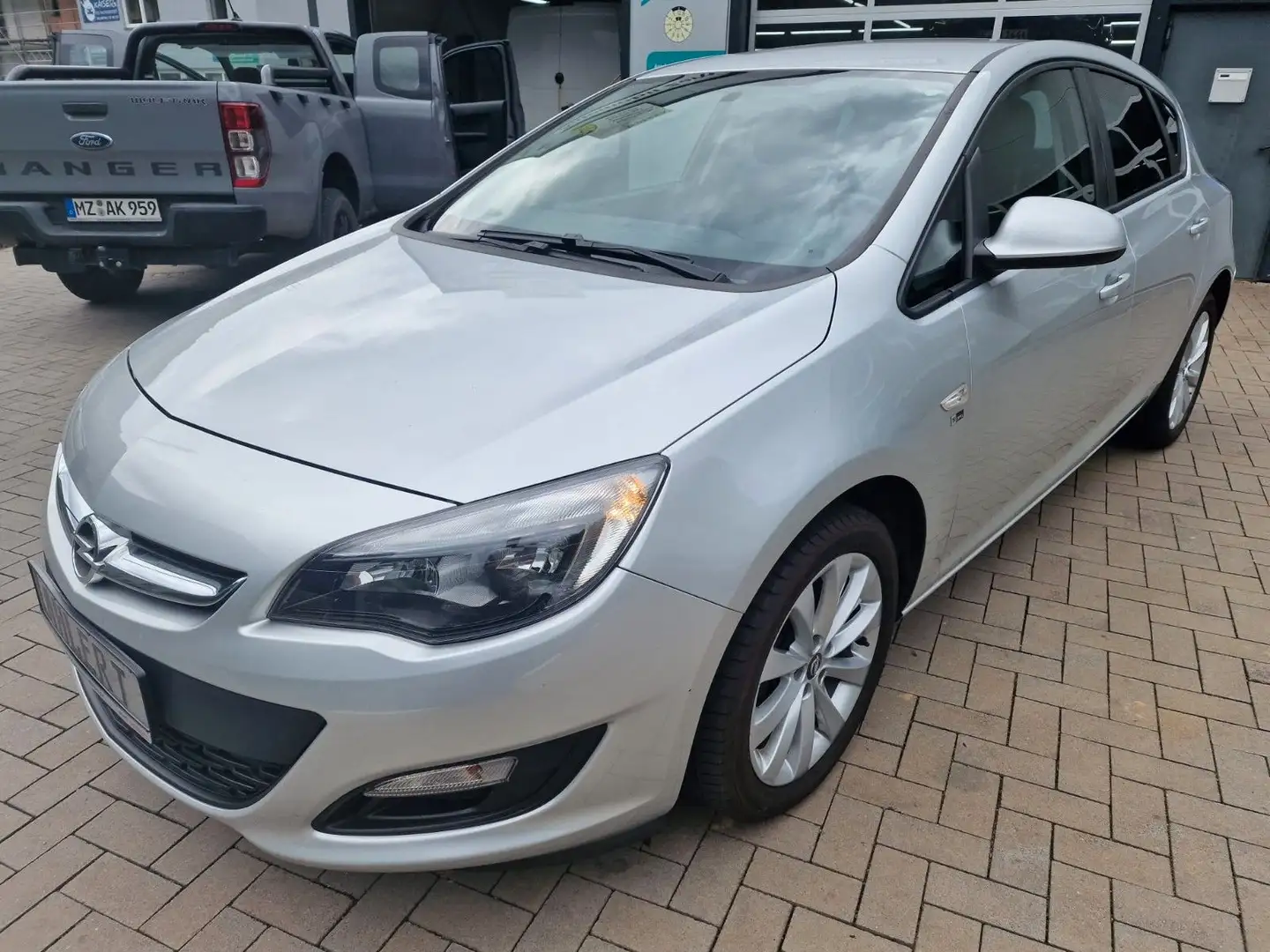 Opel Astra J Lim. 5-trg. 150 Jahre Opel Argent - 1