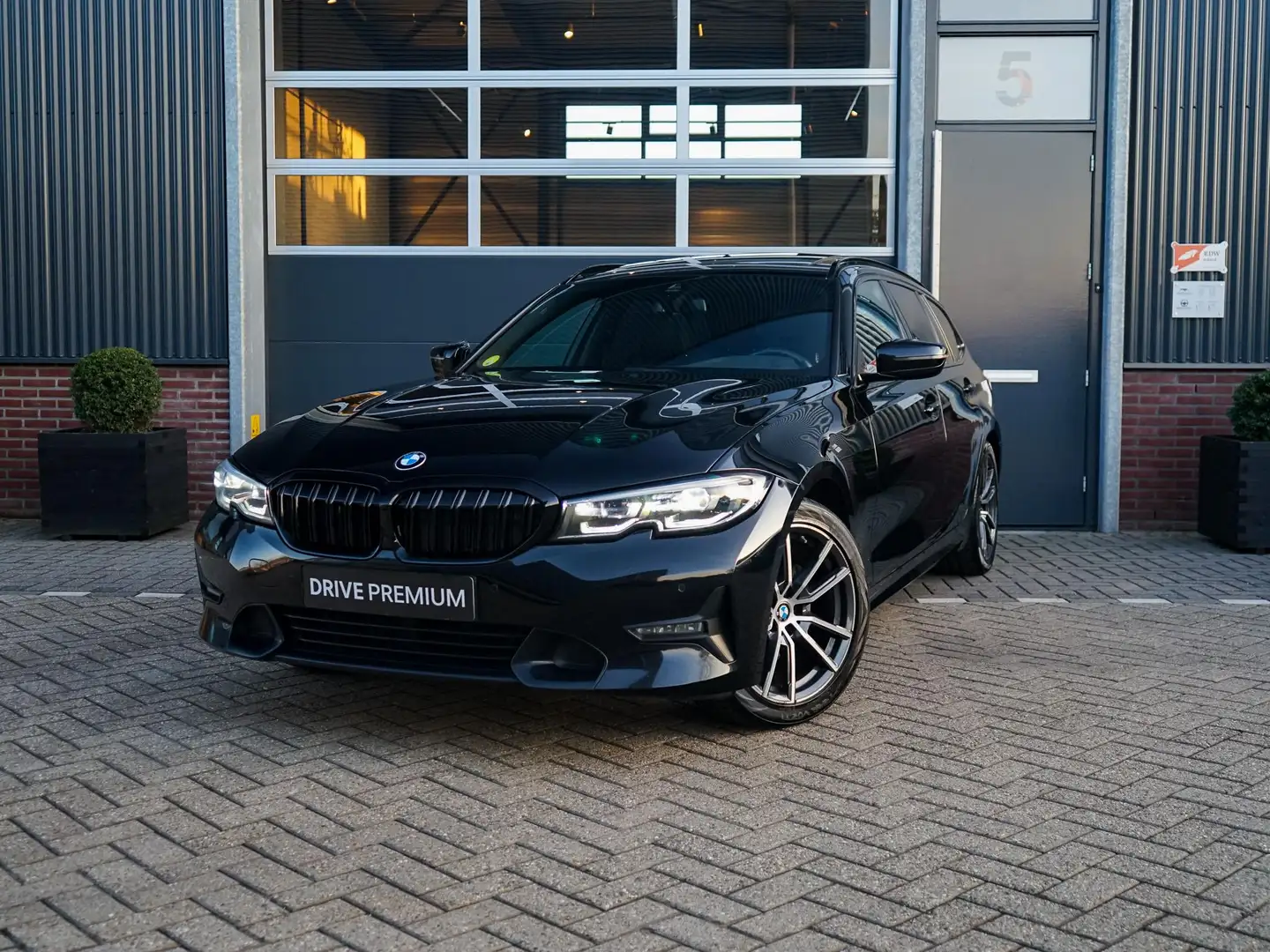BMW 320 3-serie Touring 320d High Executive Schwarz - 1