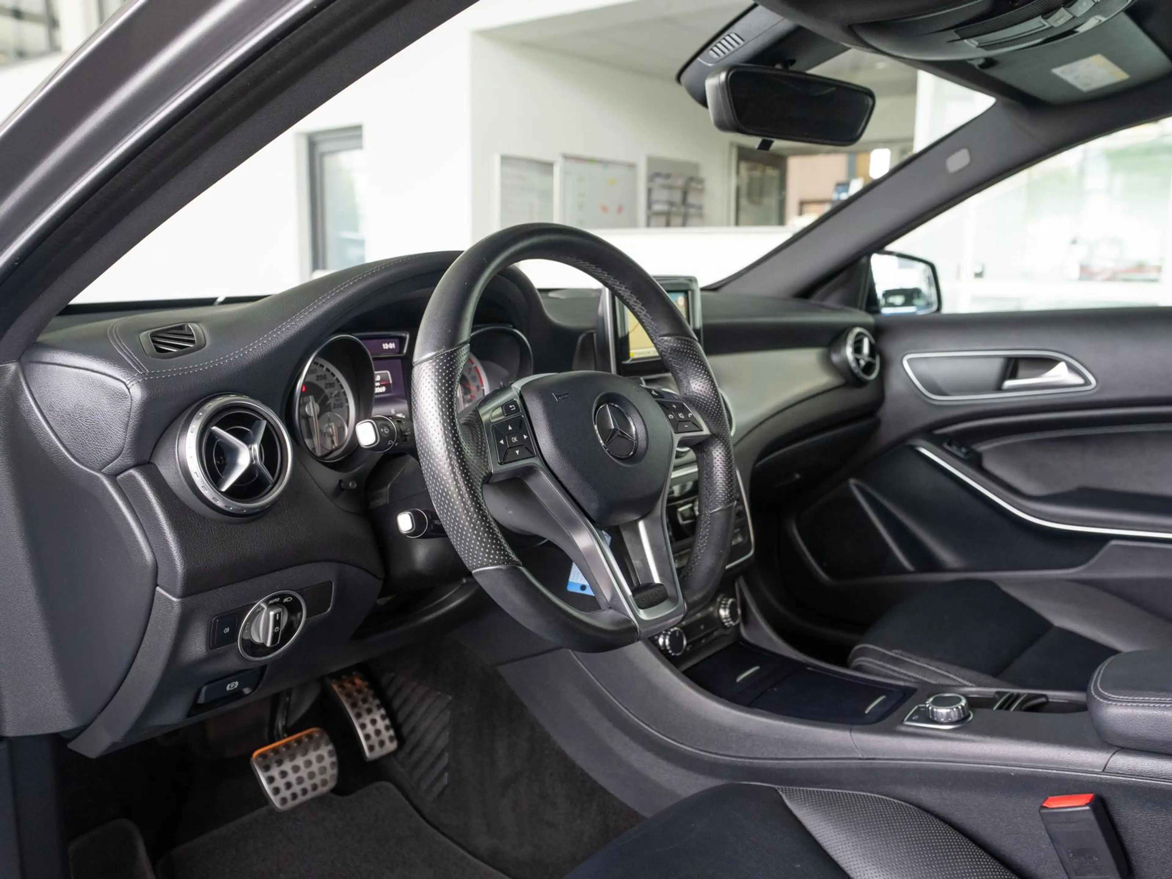 Mercedes-Benz GLA 200 *AMG-LINE*NIGHT*TOTWINKEL*R-KAMERA* — photo 13