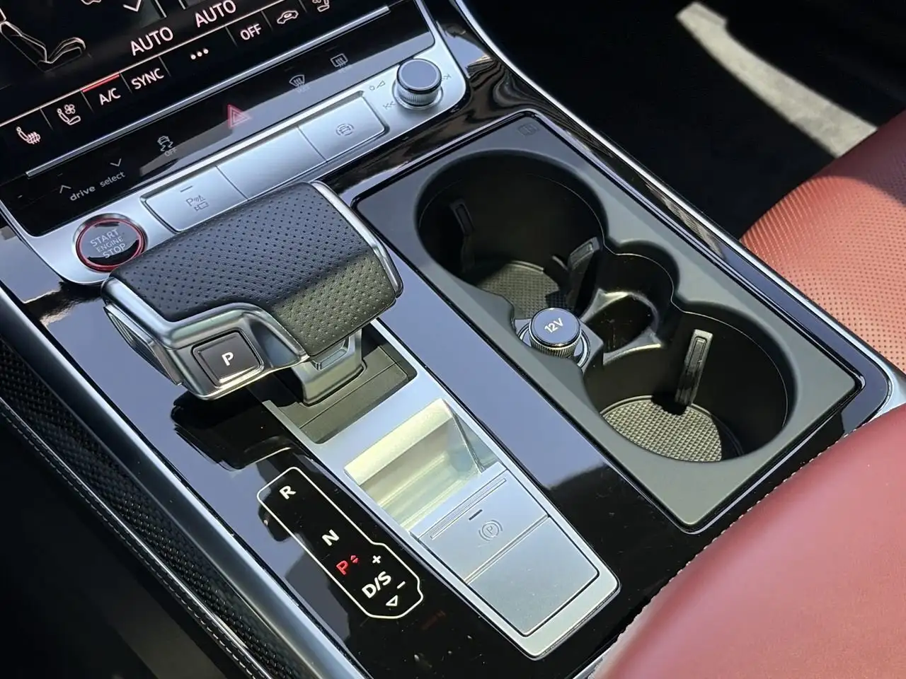 Audi SQ8 снимка Audi SQ8