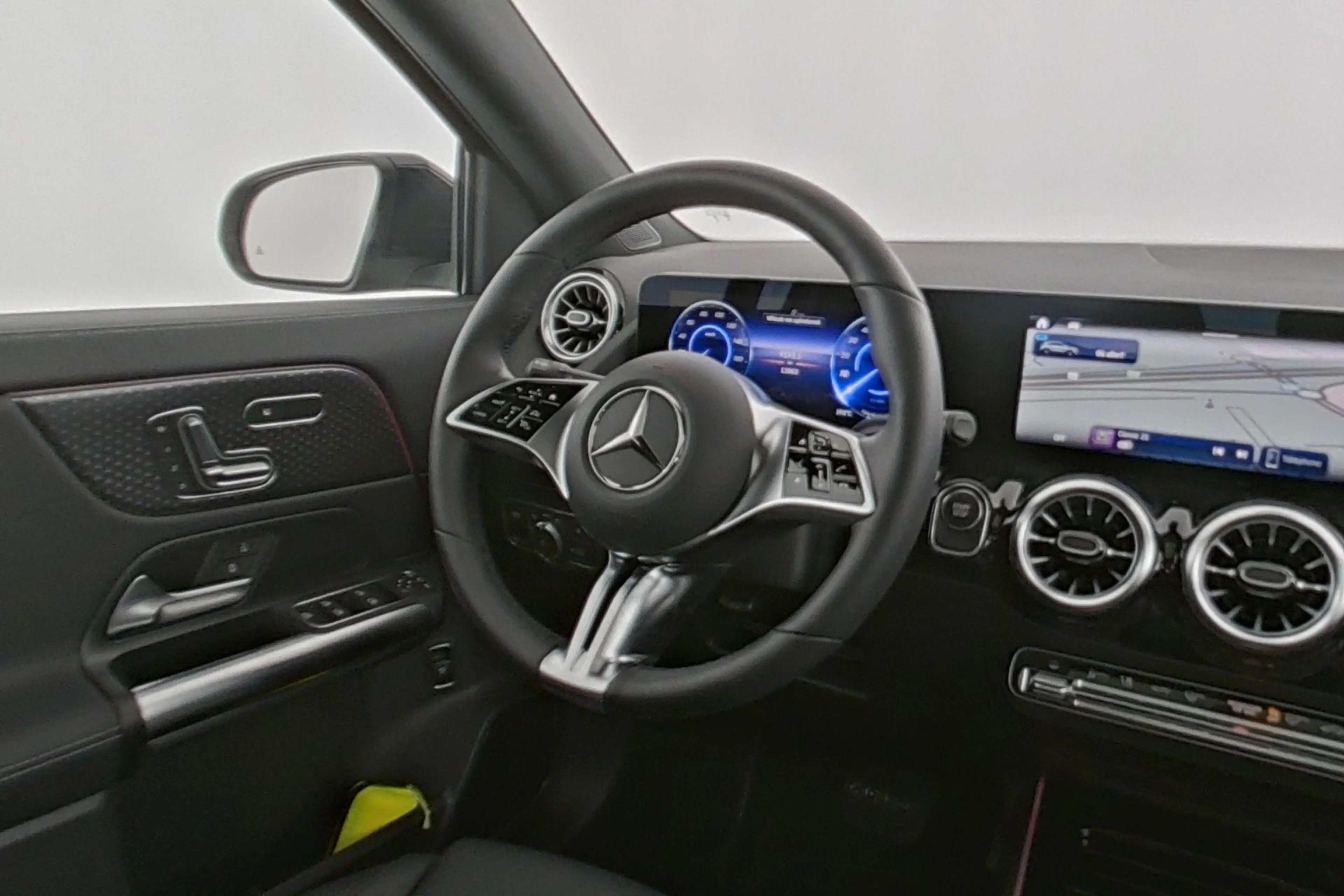 Mercedes-Benz EQA 300 4MATIC Luxury met panodak — photo 13